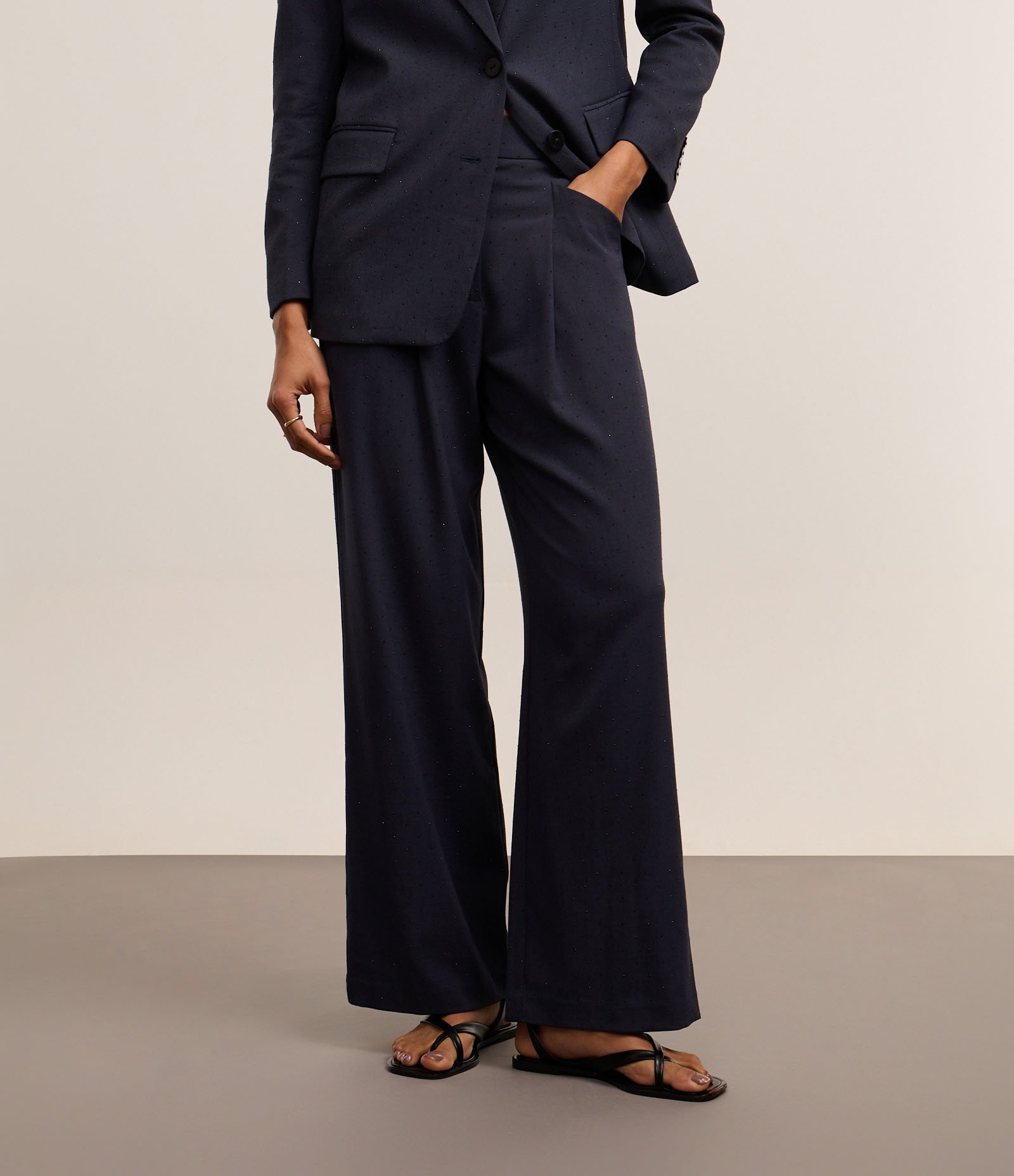 Calça Wide Leg Alfaiatada com Pregas e Aplicação de Strass Azul 4