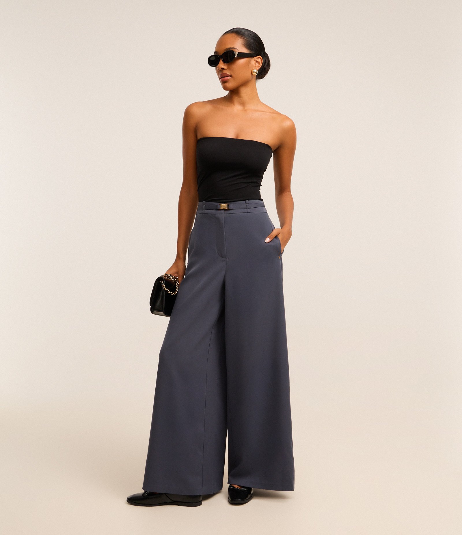 Calça Pantalona Alfaiataria com Cinto e Fivela de Metal Cinza 1