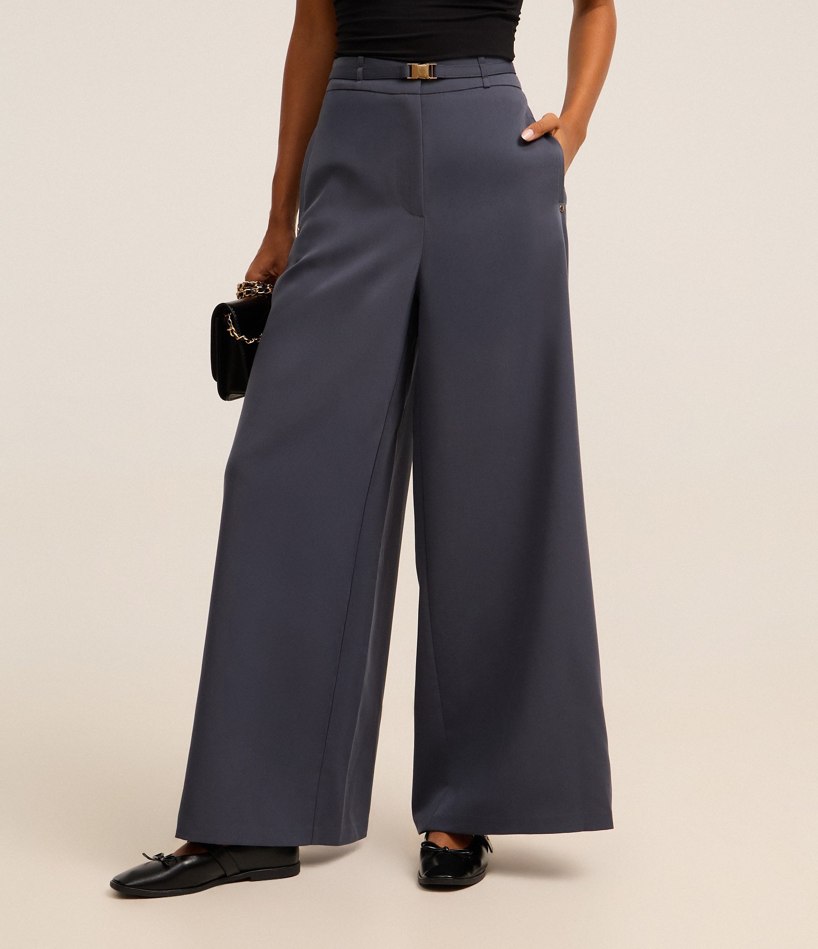 Calça Pantalona Alfaiataria com Cinto e Fivela de Metal Cinza 2