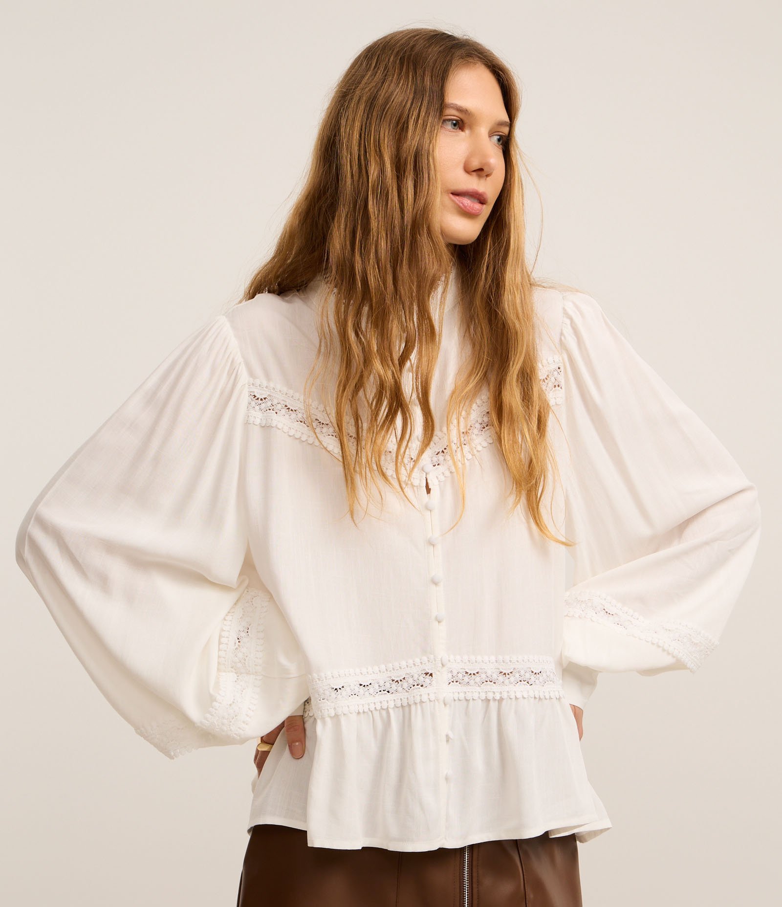 Camisa em Cambraia com Gola Padre e Rendas nos Recortes Branco 1