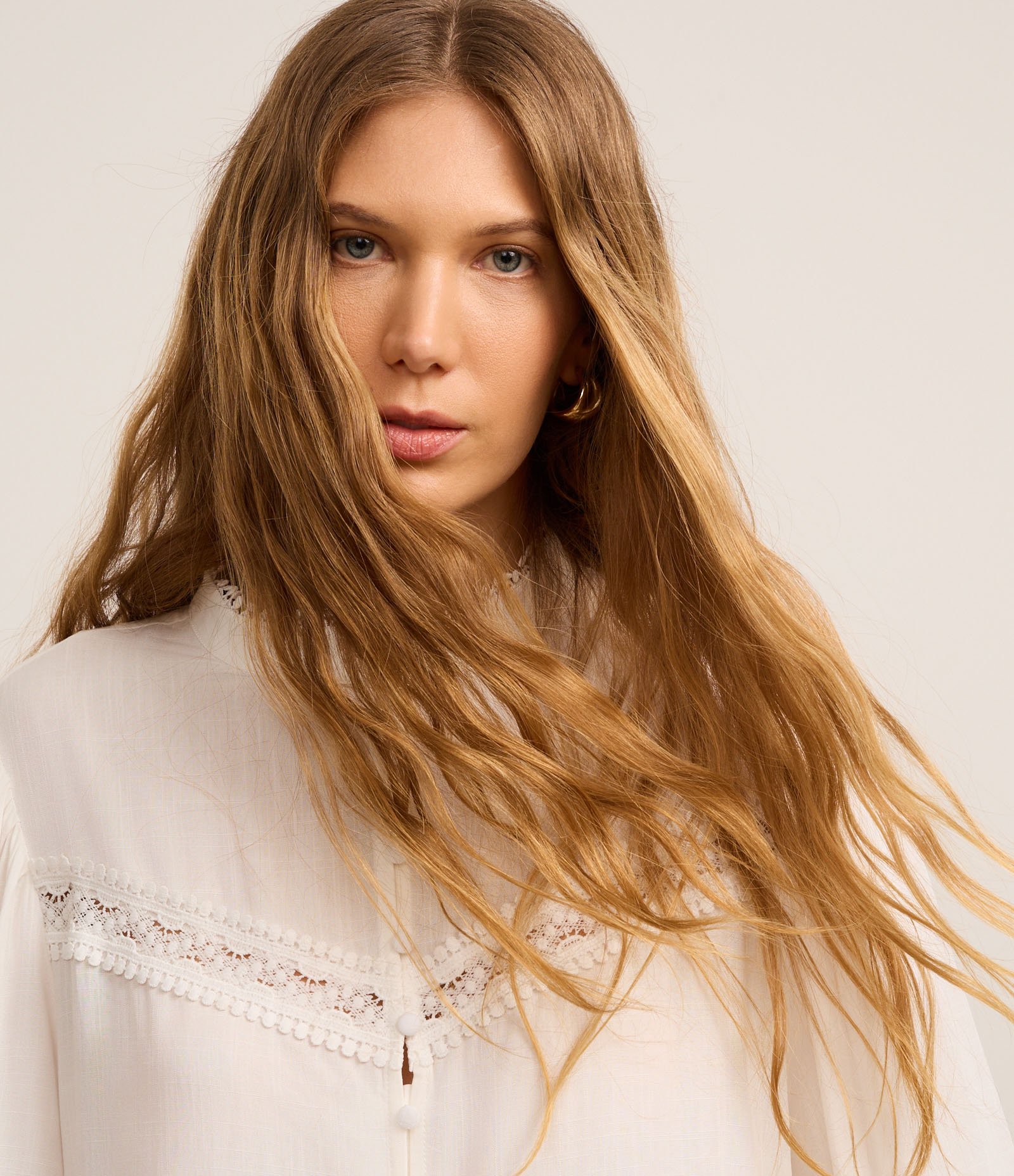 Camisa em Cambraia com Gola Padre e Rendas nos Recortes Branco 5