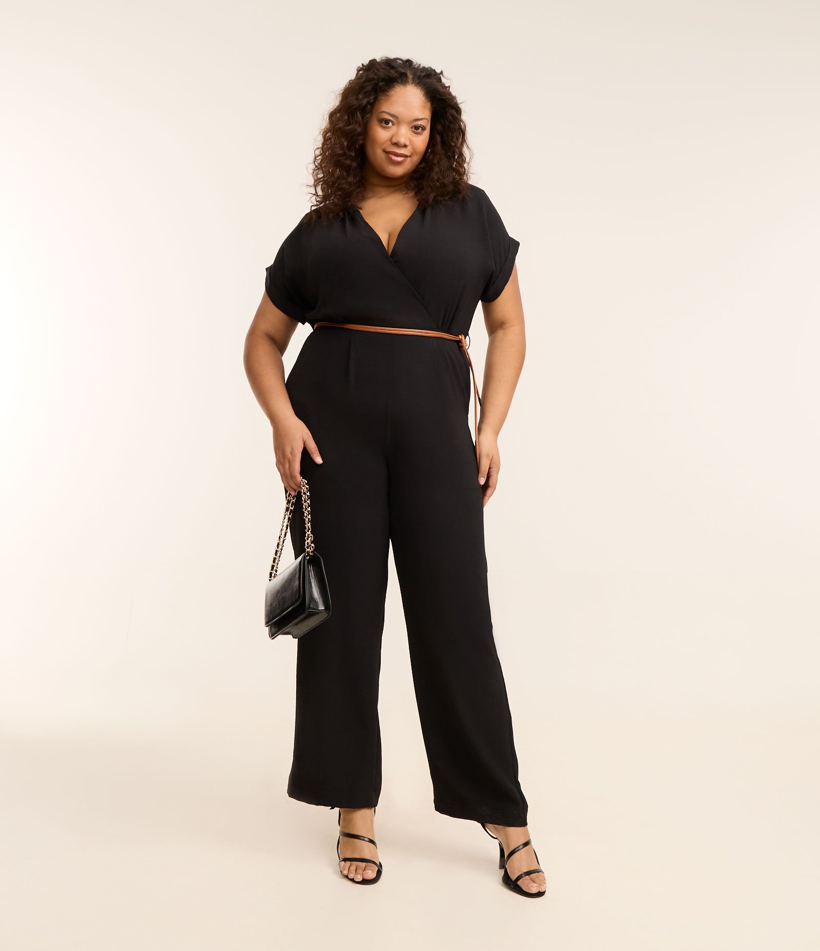 Macacão Crepe Airflow e Cinto de Amarração Curve & Plus Size Preto 1