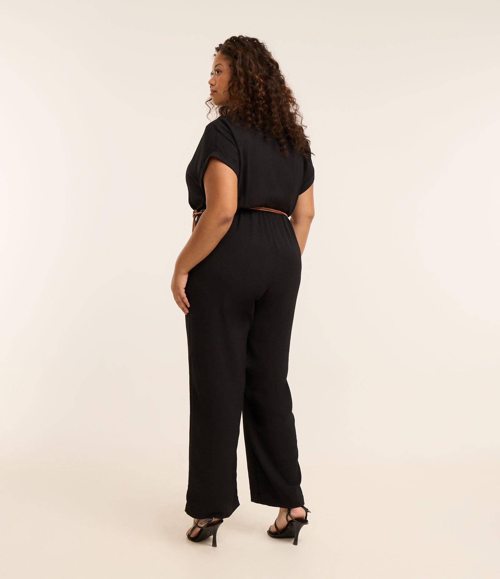 Macacão Crepe Airflow e Cinto de Amarração Curve & Plus Size Preto 2