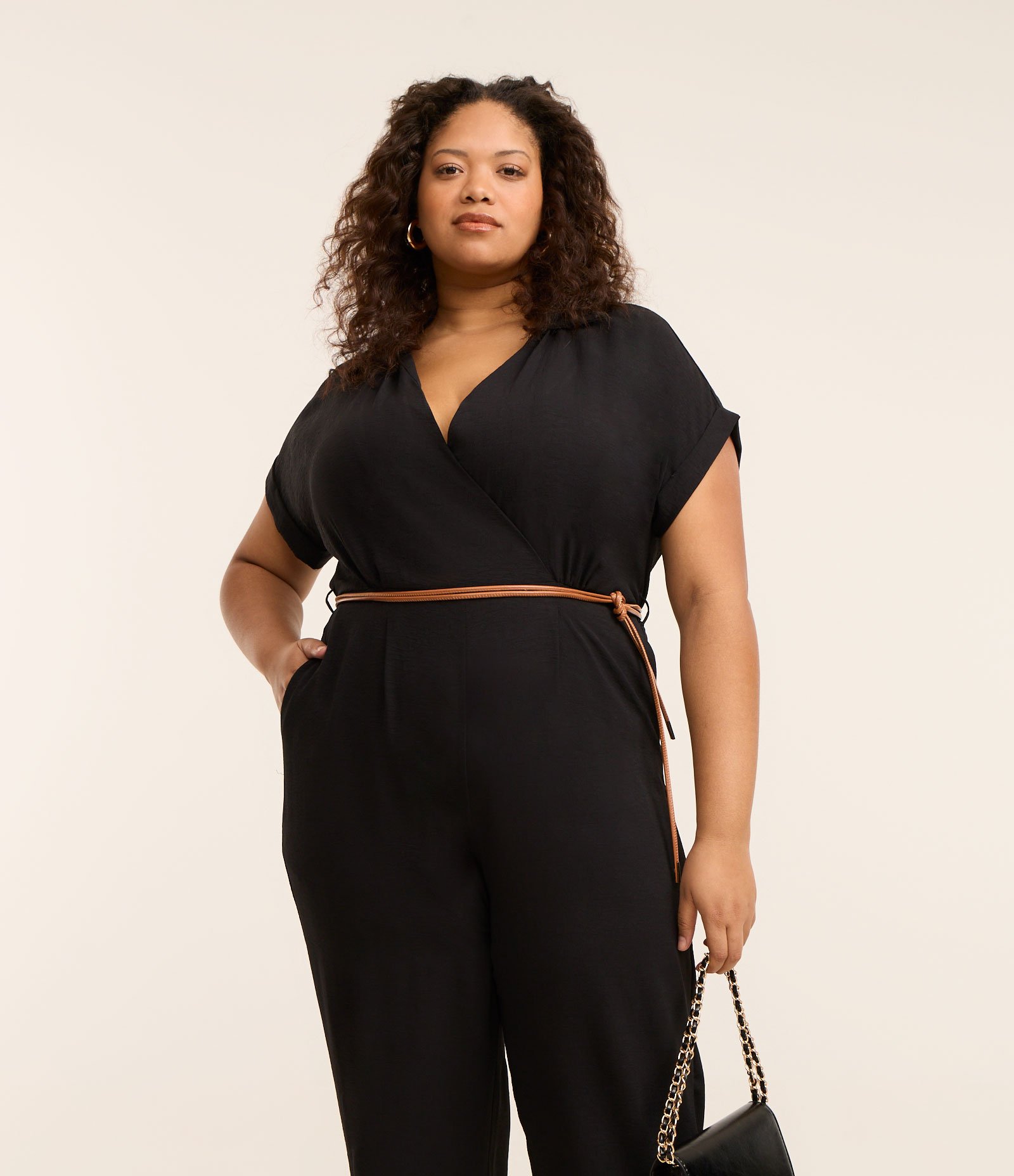 Macacão Crepe Airflow e Cinto de Amarração Curve & Plus Size Preto 3