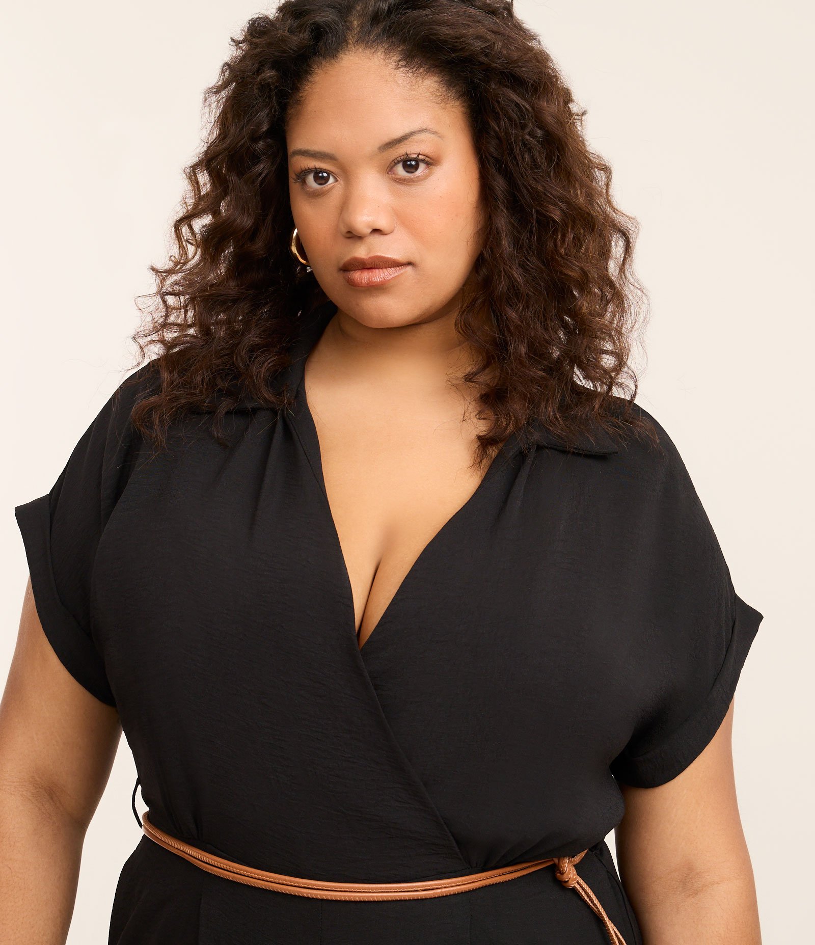 Macacão Crepe Airflow e Cinto de Amarração Curve & Plus Size Preto 4