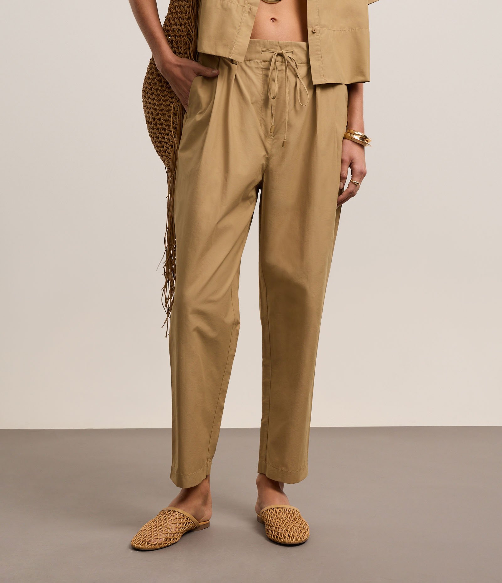 Calça Reta em Tricoline Alfaiatada Boho com Elástico no Cós Marrom 3