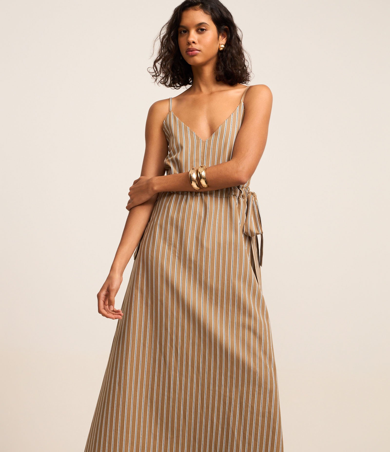 Vestido Evasê Longo em Tricoline Listrado com Amarração Marrom 1