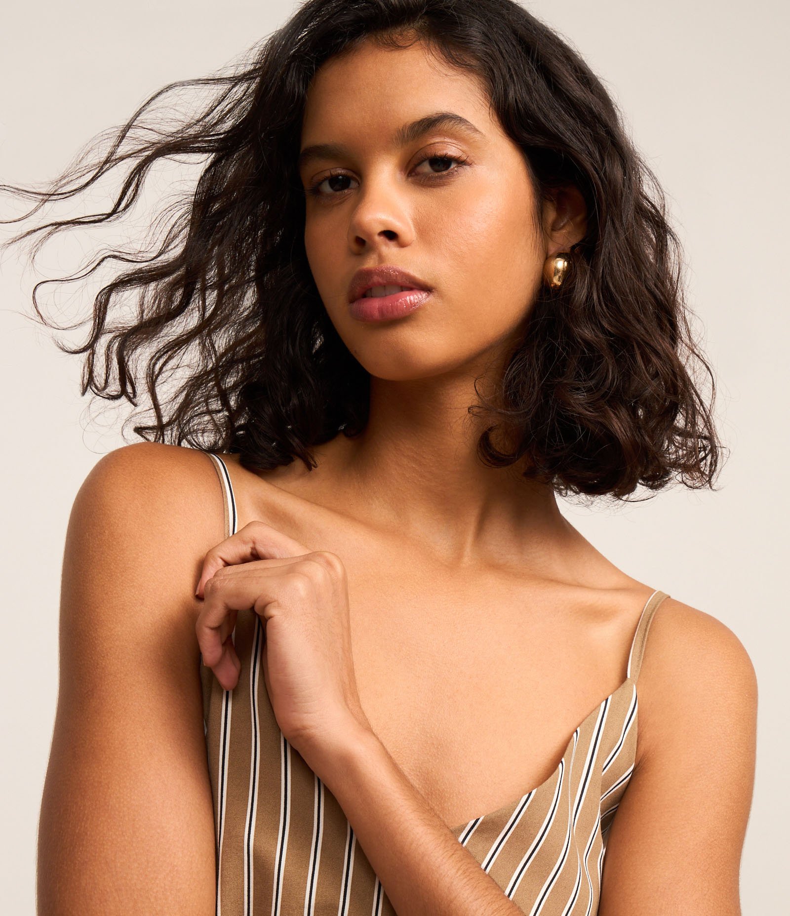 Vestido Evasê Longo em Tricoline Listrado com Amarração Marrom 4