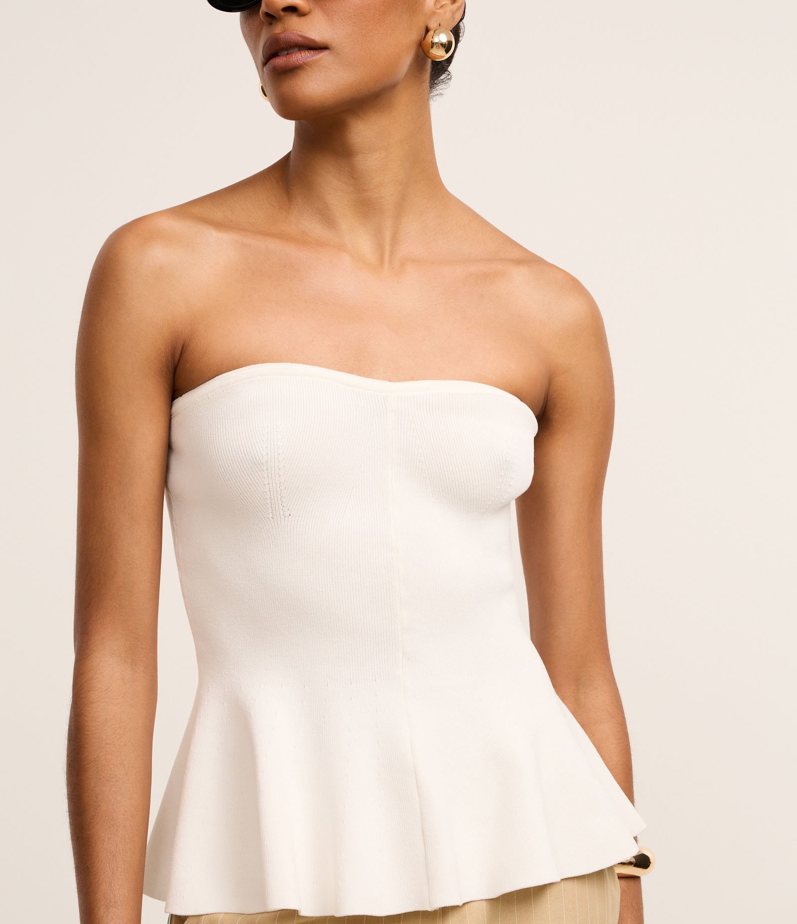 Blusa Peplum Sem Alça em Tricô Canelado Branco 5