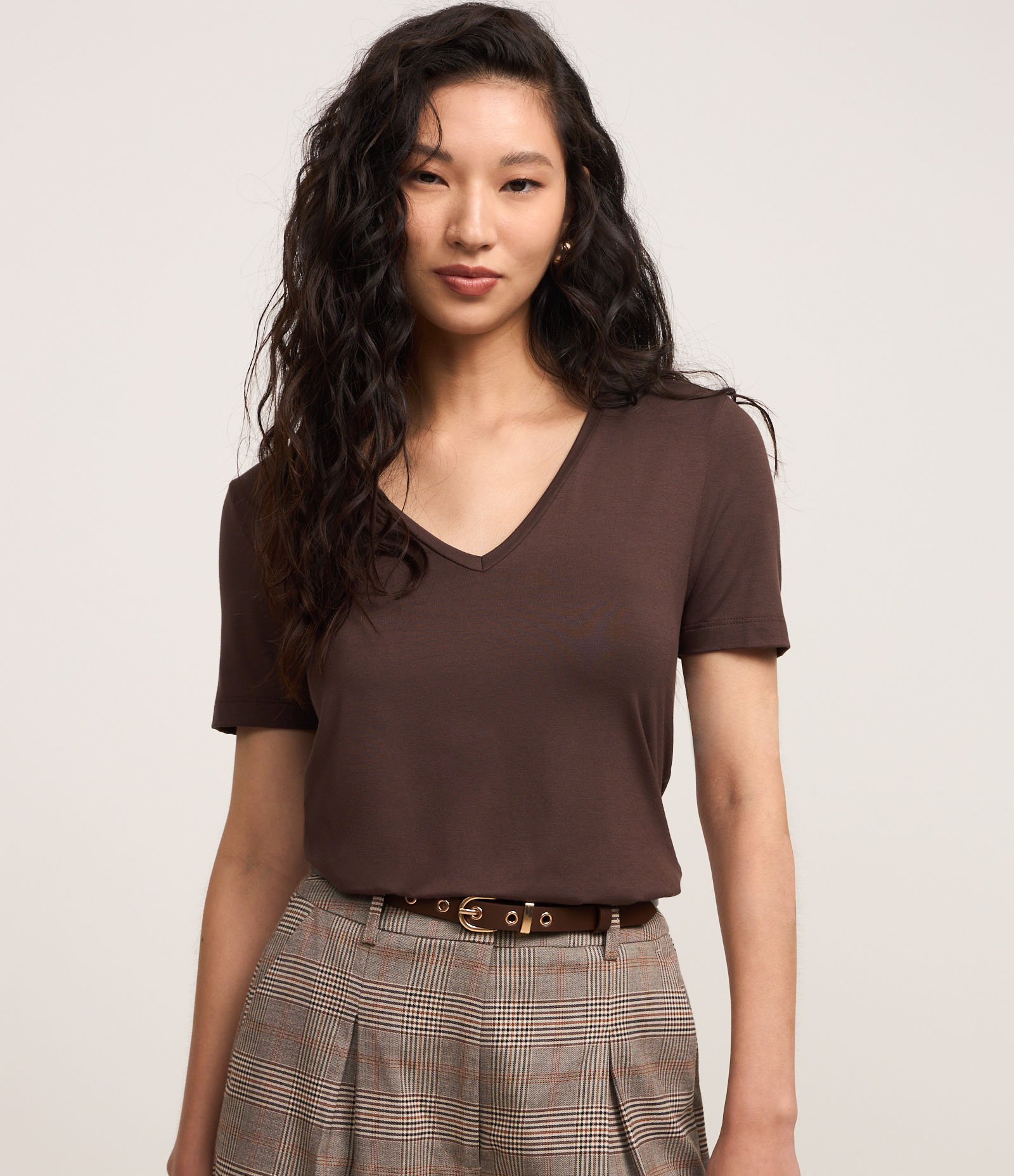 Blusa Básica em Viscose com Decote V Marrom 1