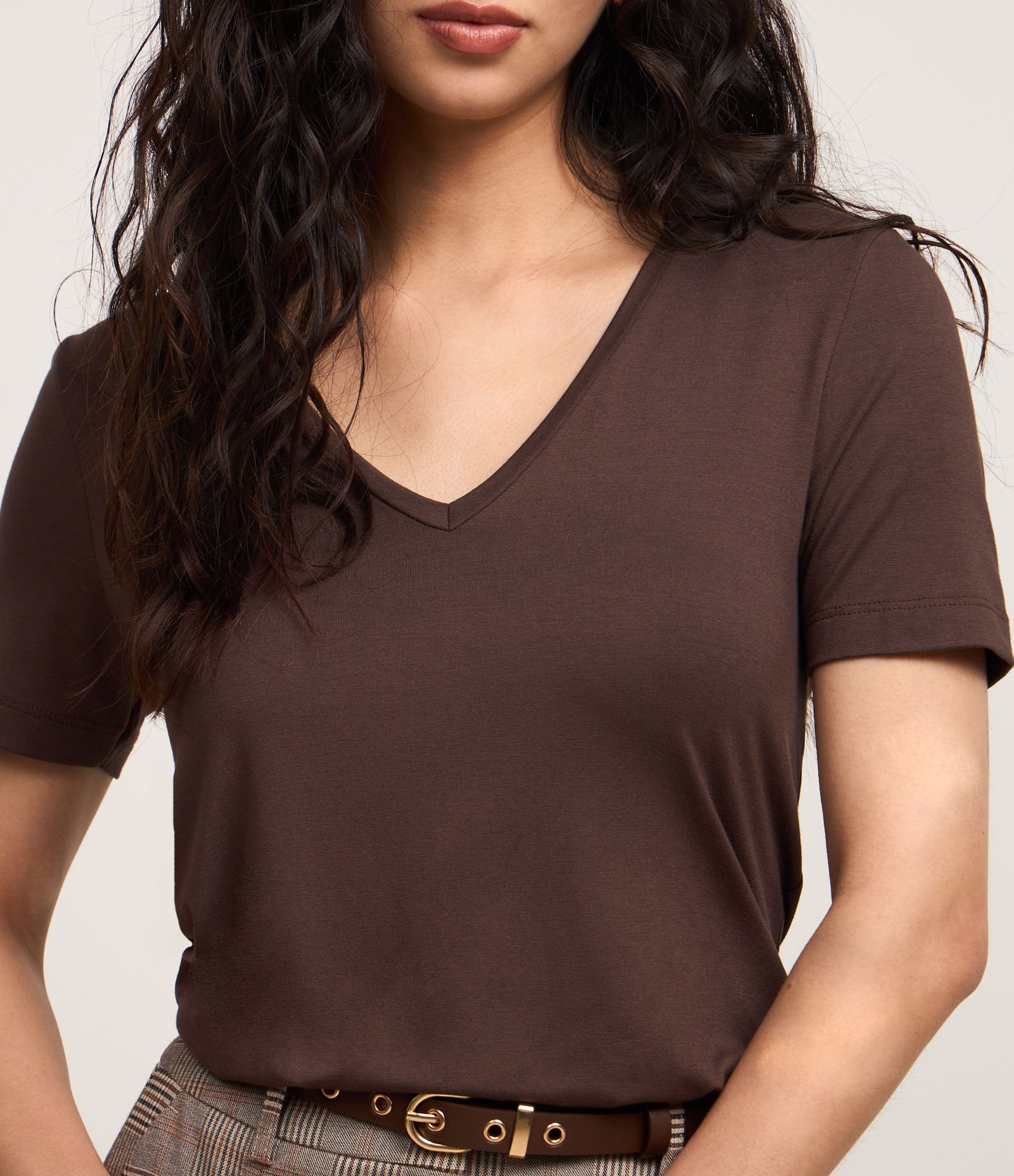 Blusa Básica em Viscose com Decote V Marrom 3