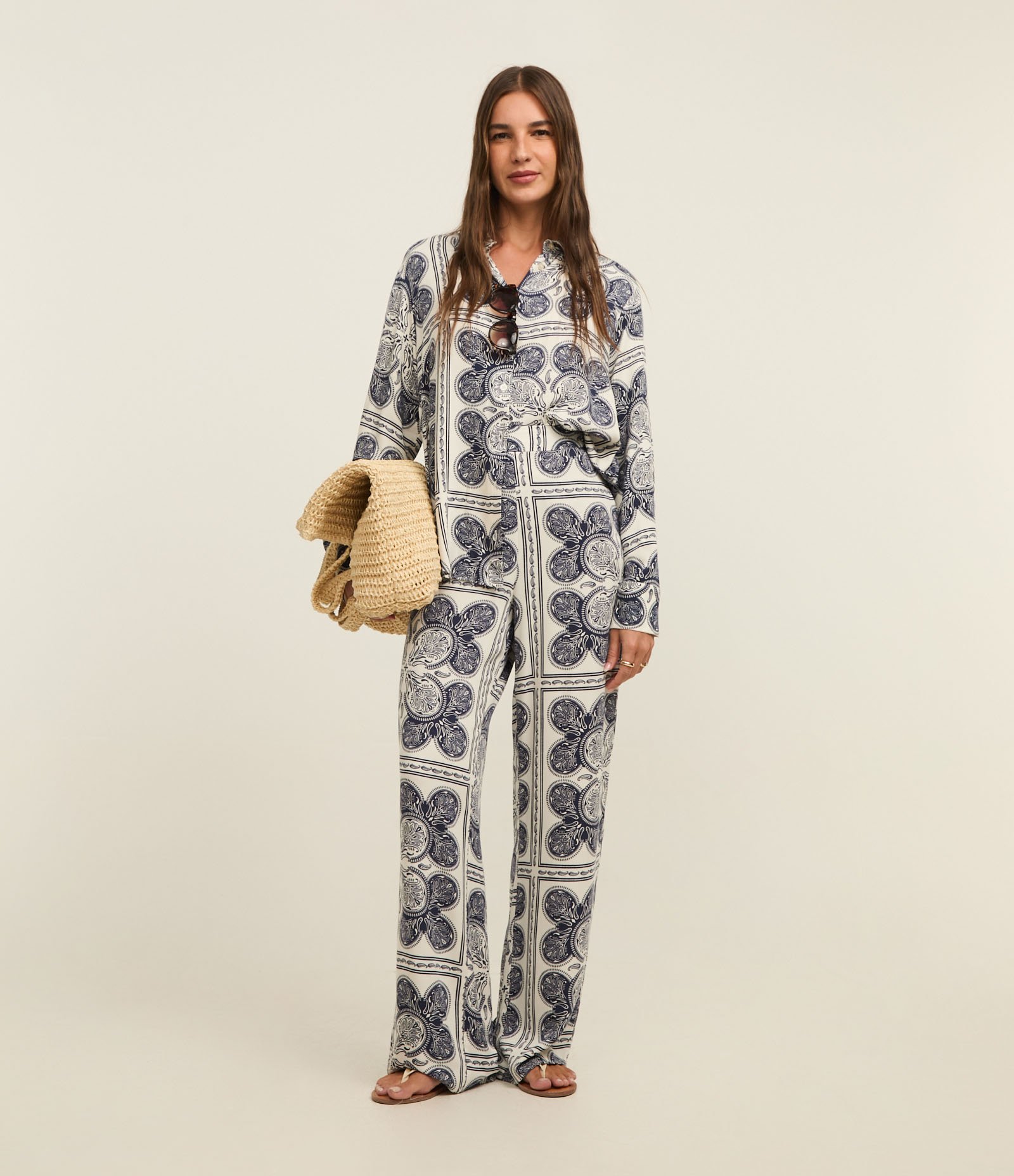 Calça Wide Leg Cintura Alta em Viscose com Estampa Paisley Azul/Branco 1