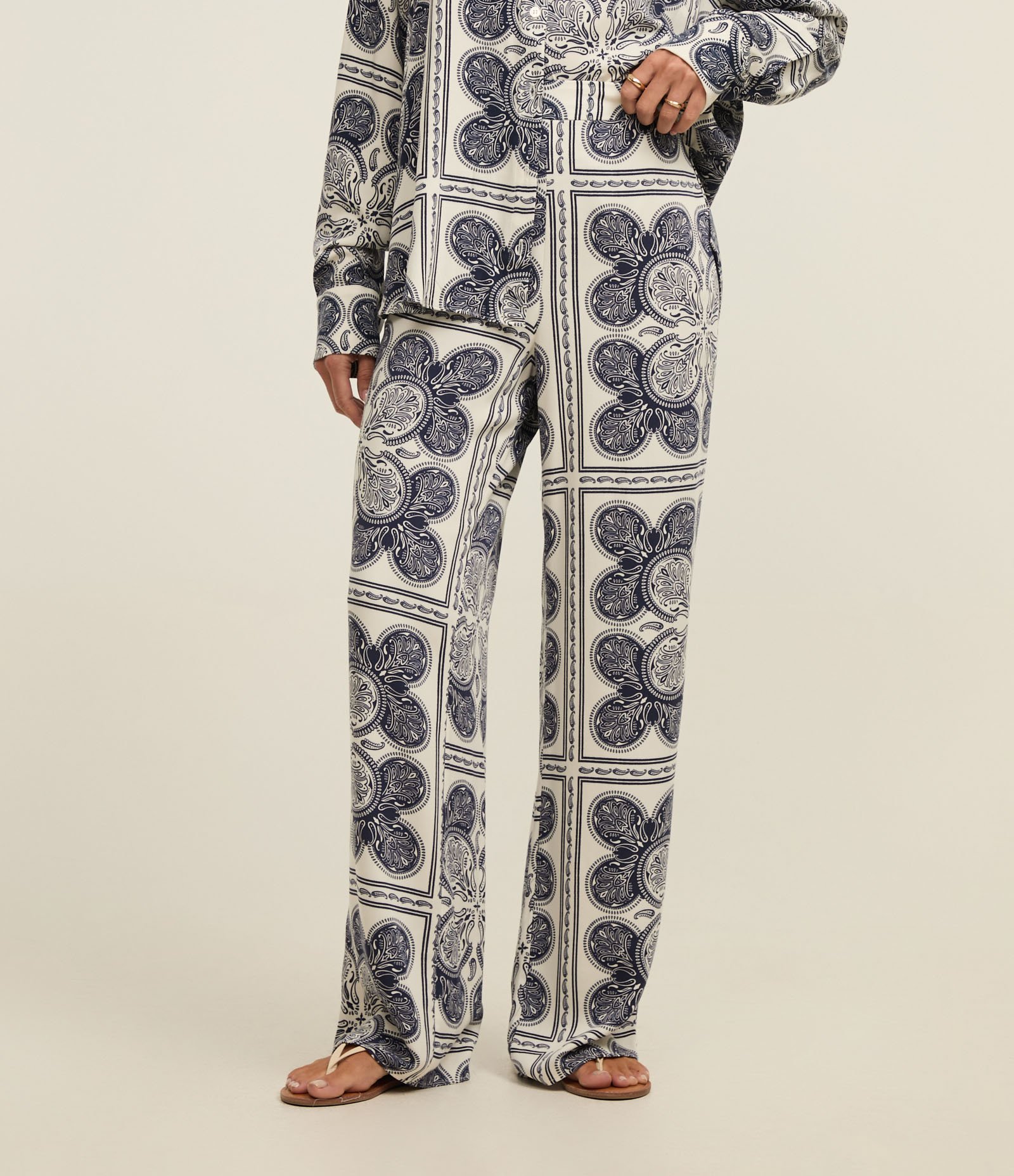 Calça Wide Leg Cintura Alta em Viscose com Estampa Paisley Azul/Branco 3