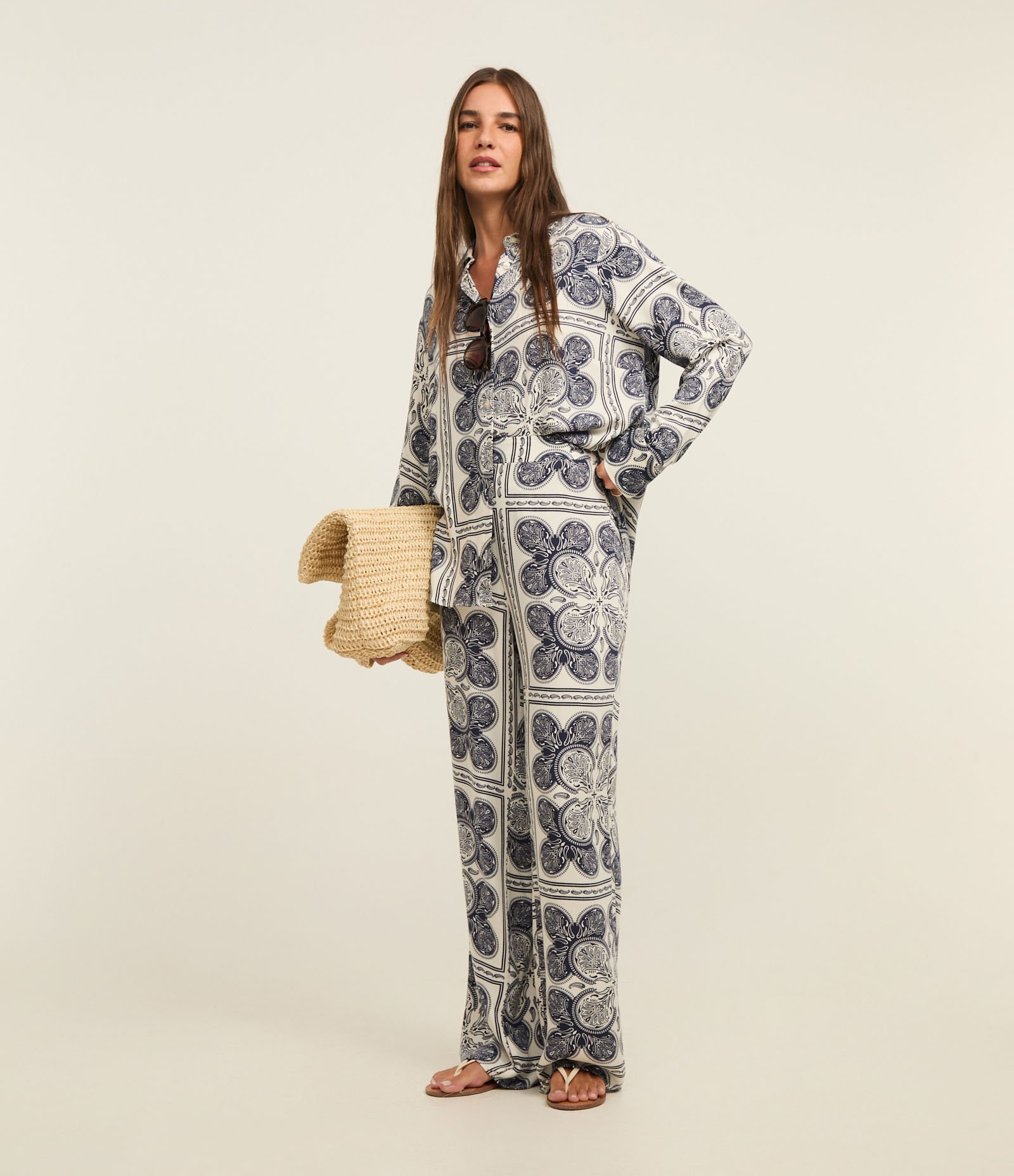 Calça Wide Leg Cintura Alta em Viscose com Estampa Paisley Azul/Branco 5