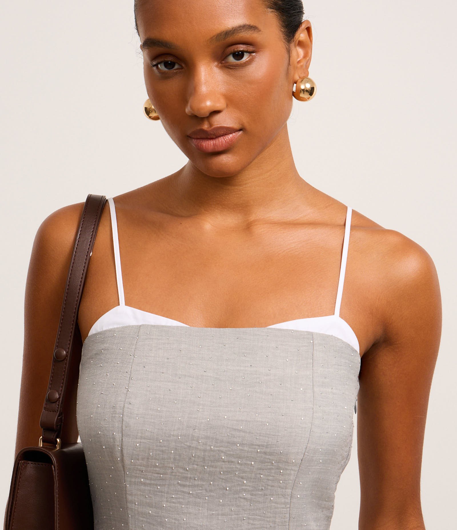 Vestido Curto em Crepe com Decote Reto e Brilhos Cinza 3