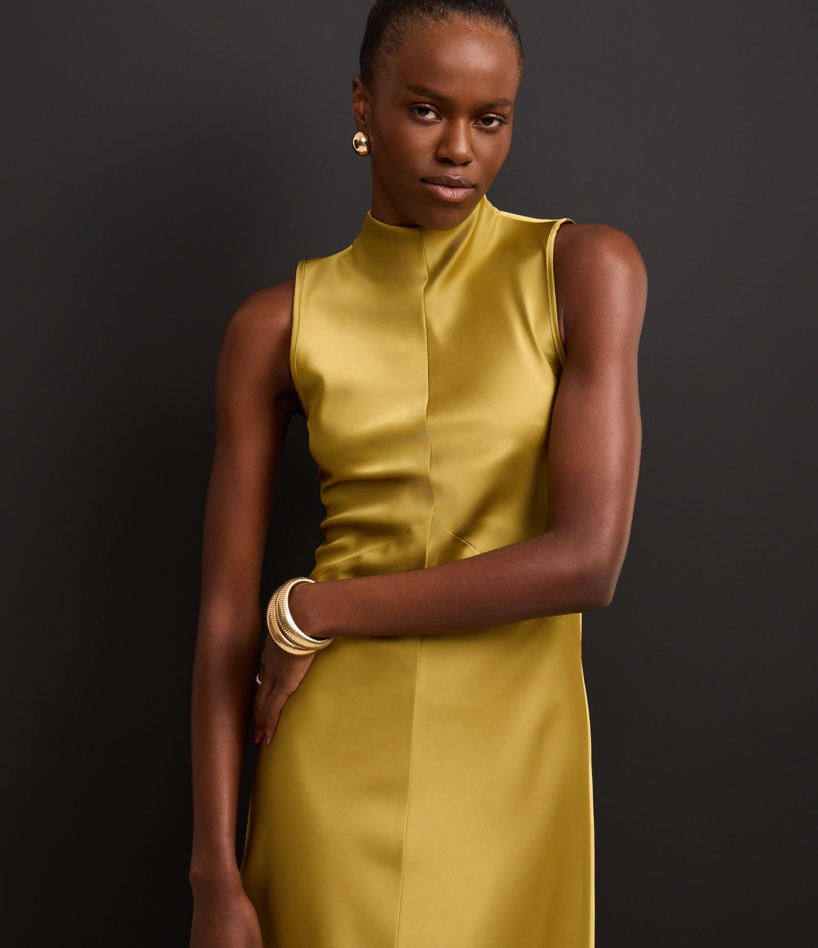 Vestido Acetinado com Golinha Alta e Recortes Verde 7