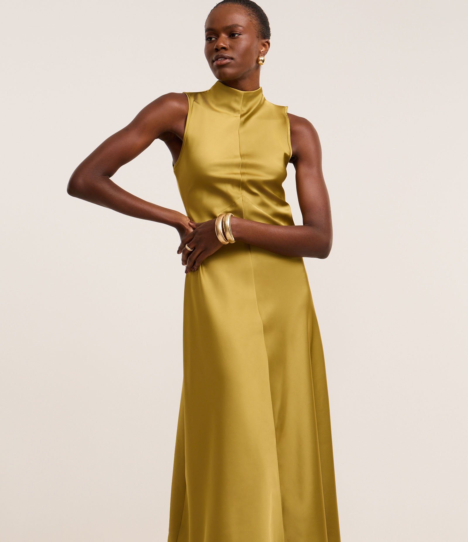 Vestido Acetinado com Golinha Alta e Recortes Verde 1