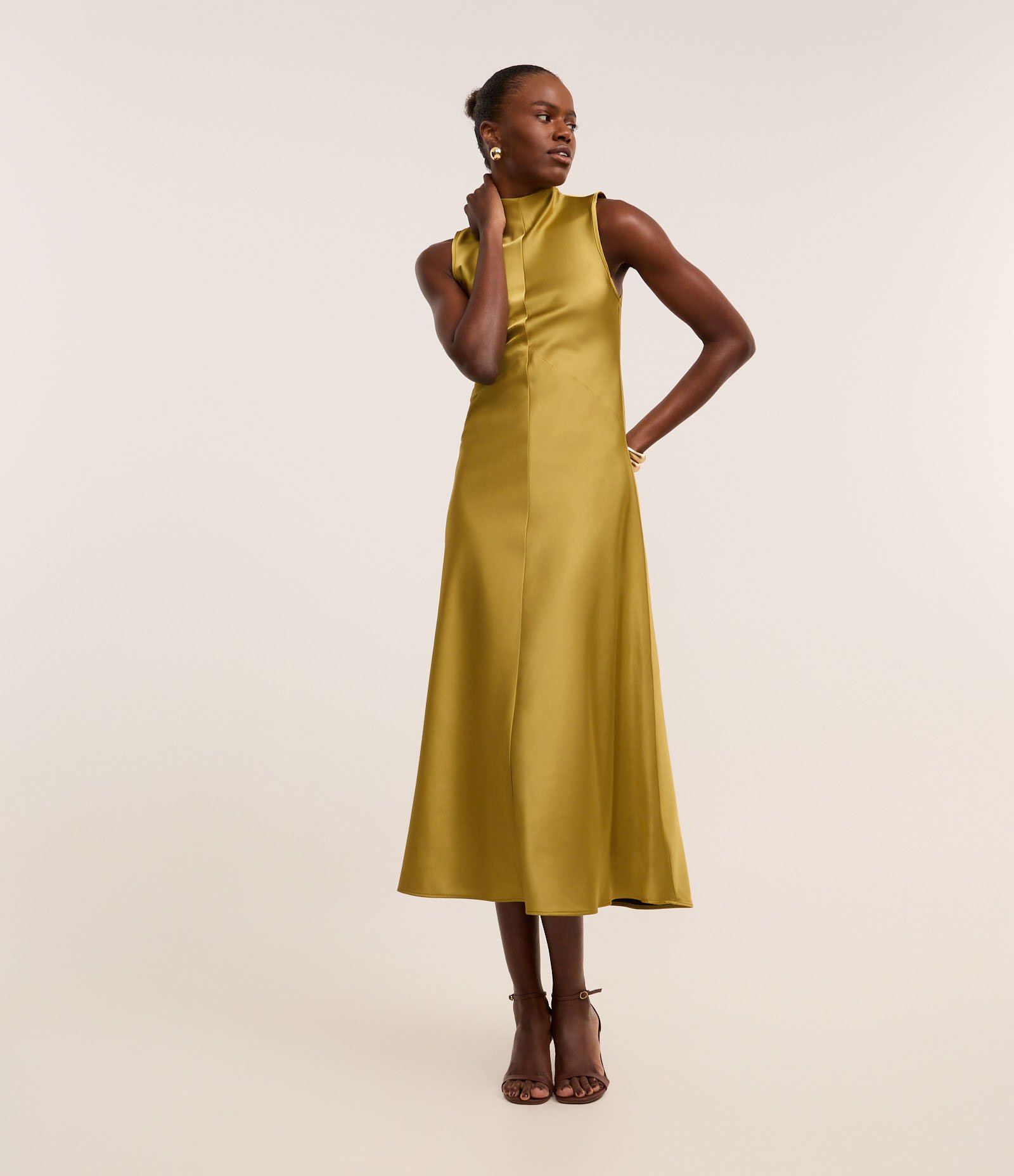 Vestido Acetinado com Golinha Alta e Recortes Verde 2