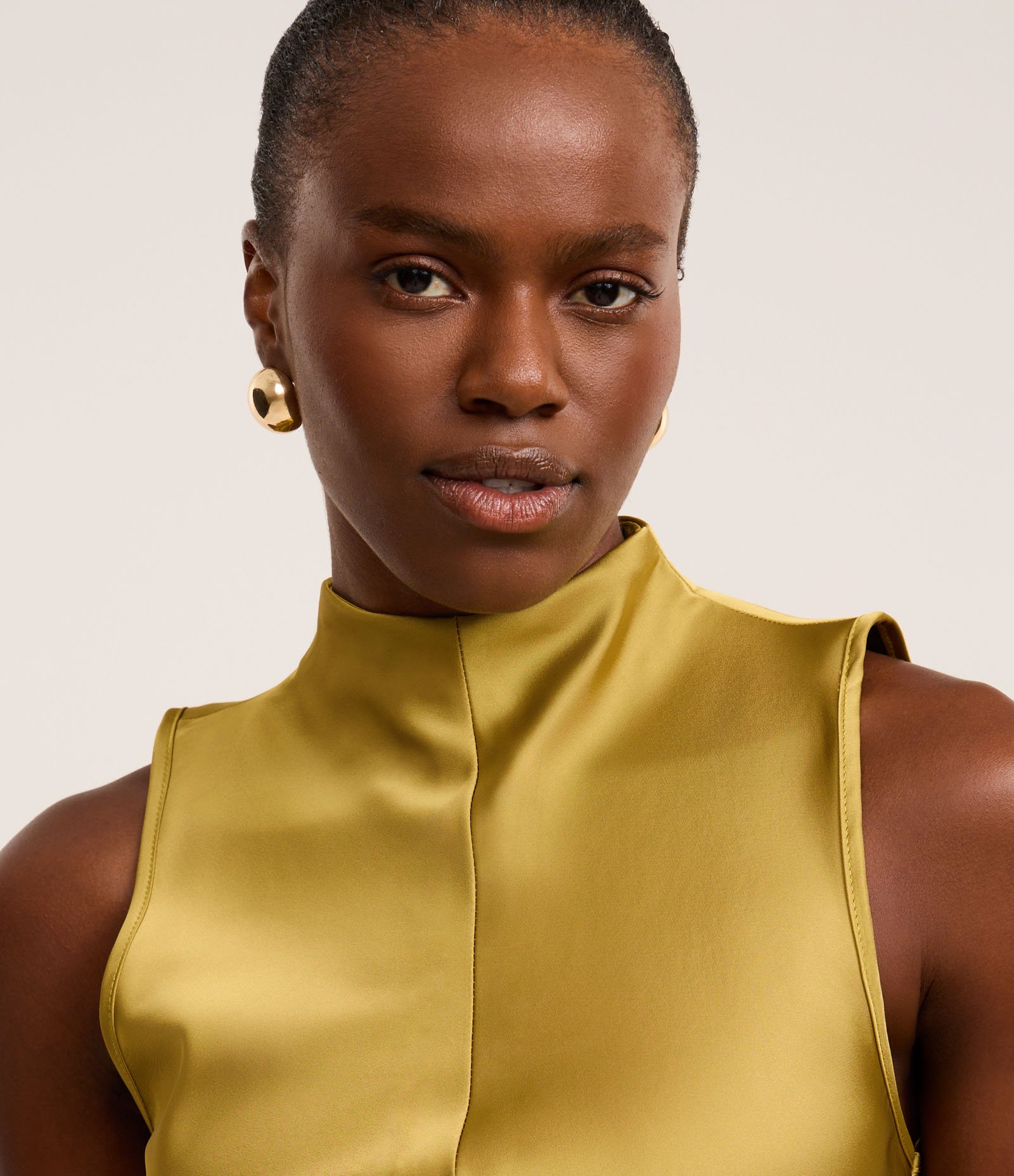 Vestido Acetinado com Golinha Alta e Recortes Verde 3