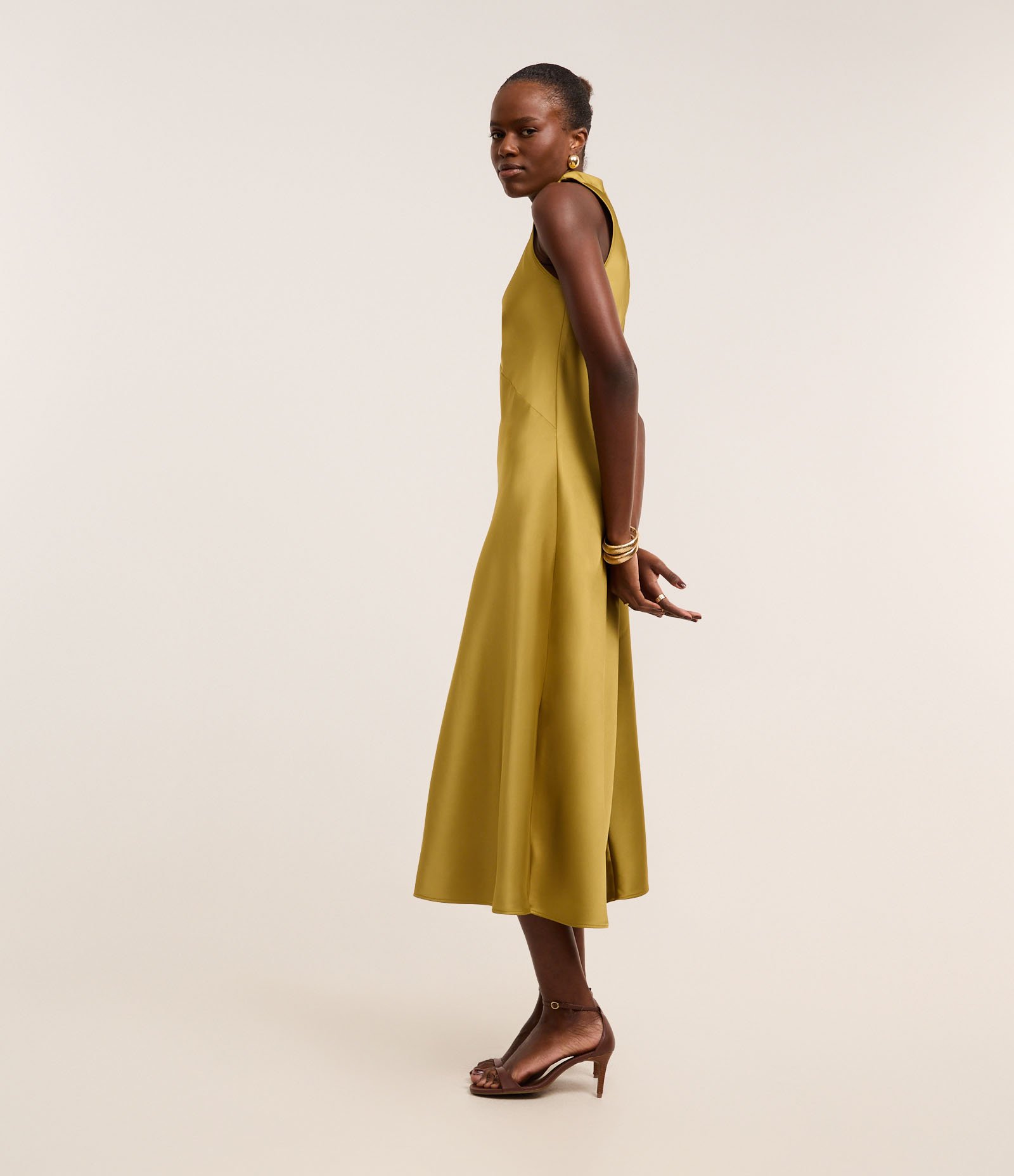 Vestido Acetinado com Golinha Alta e Recortes Verde 4