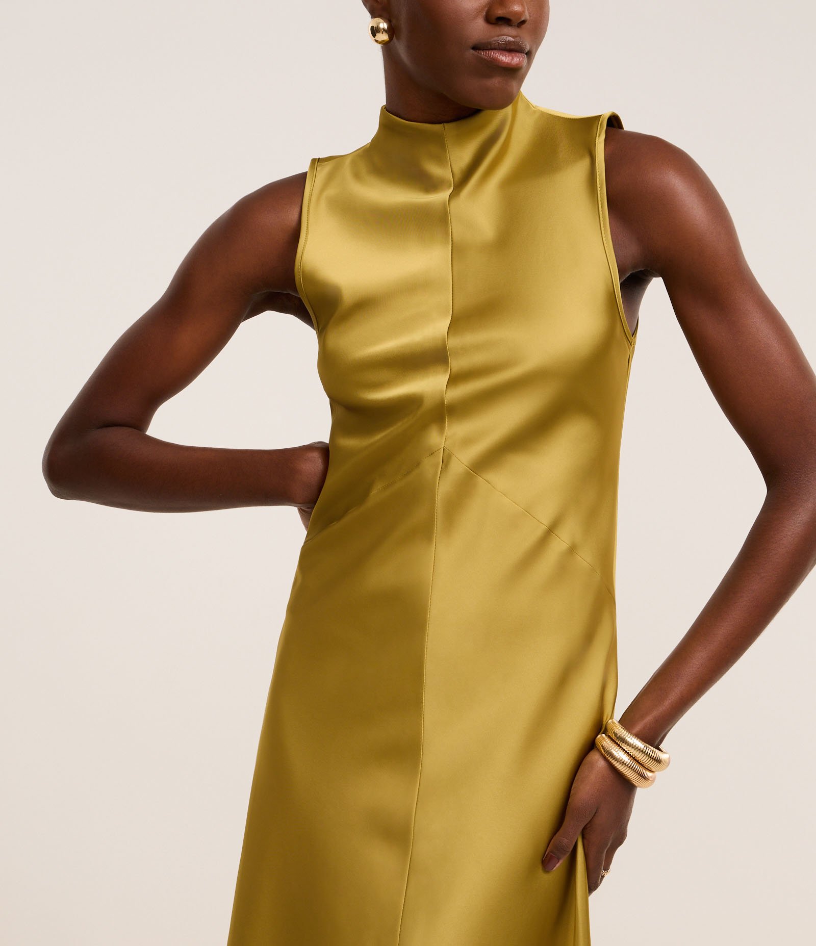 Vestido Acetinado com Golinha Alta e Recortes Verde 5