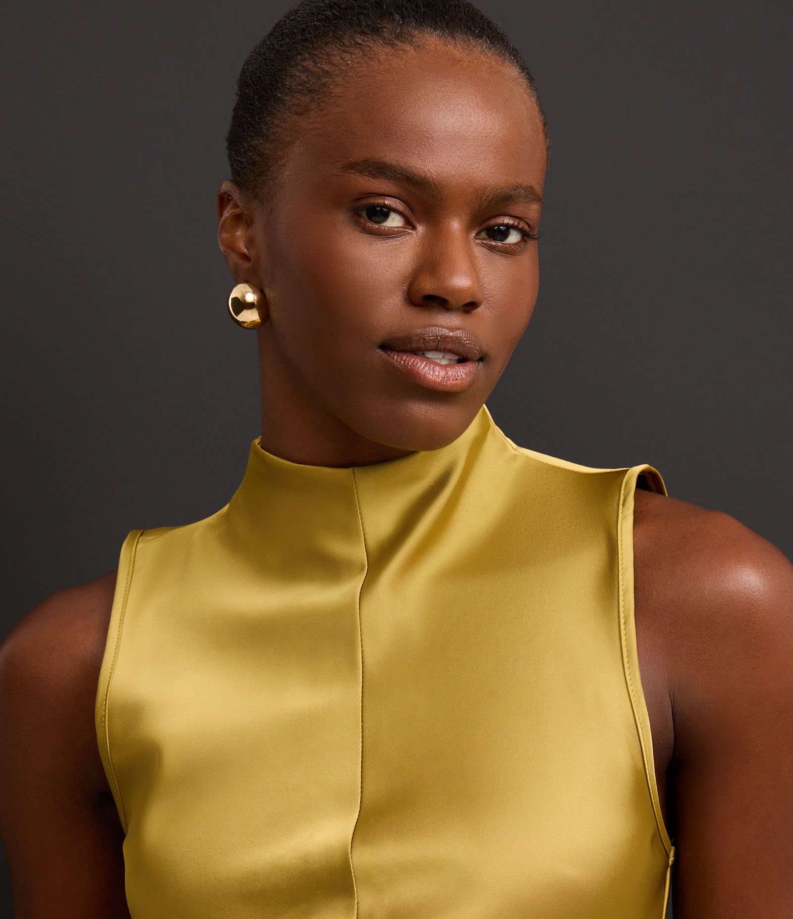 Vestido Acetinado com Golinha Alta e Recortes Verde 6