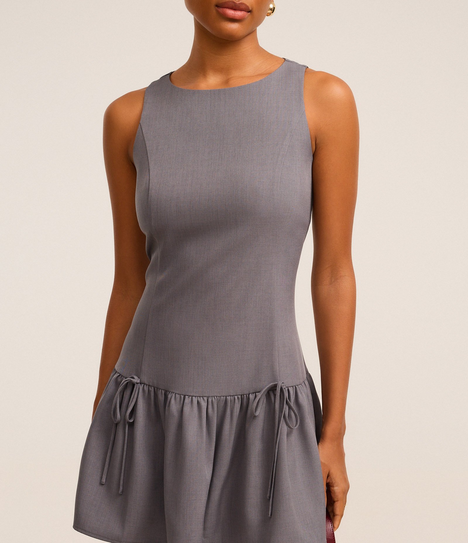 Vestido Evasê Curto em Crepe com Amarração na Barra Cinza 3