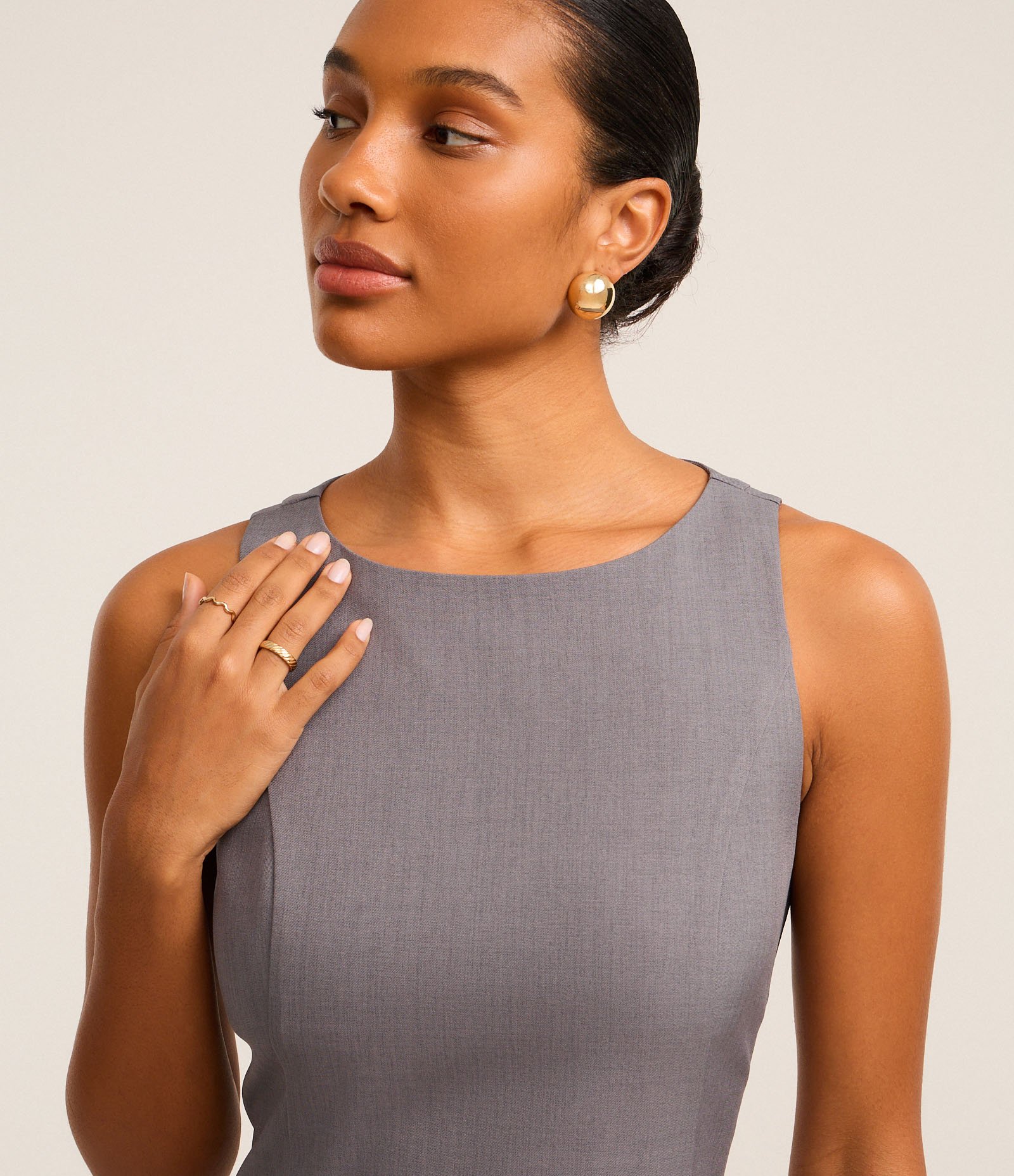 Vestido Evasê Curto em Crepe com Amarração na Barra Cinza 5