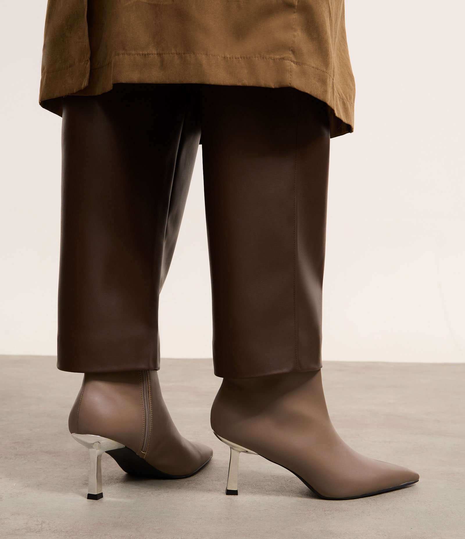 Bota Cano Baixo com Salto Fino Cromado Marrom 7