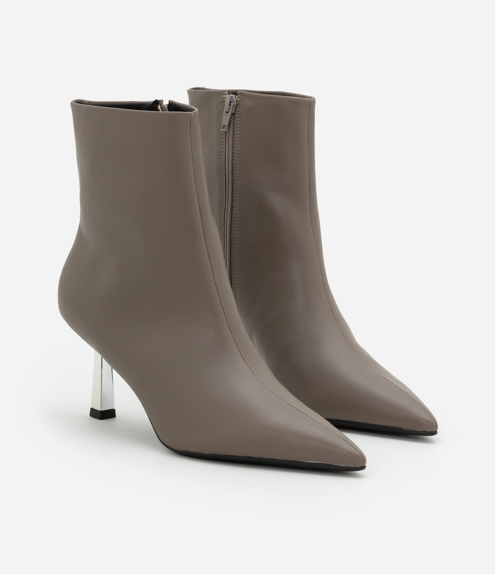 Bota Cano Baixo com Salto Fino Cromado Marrom 3