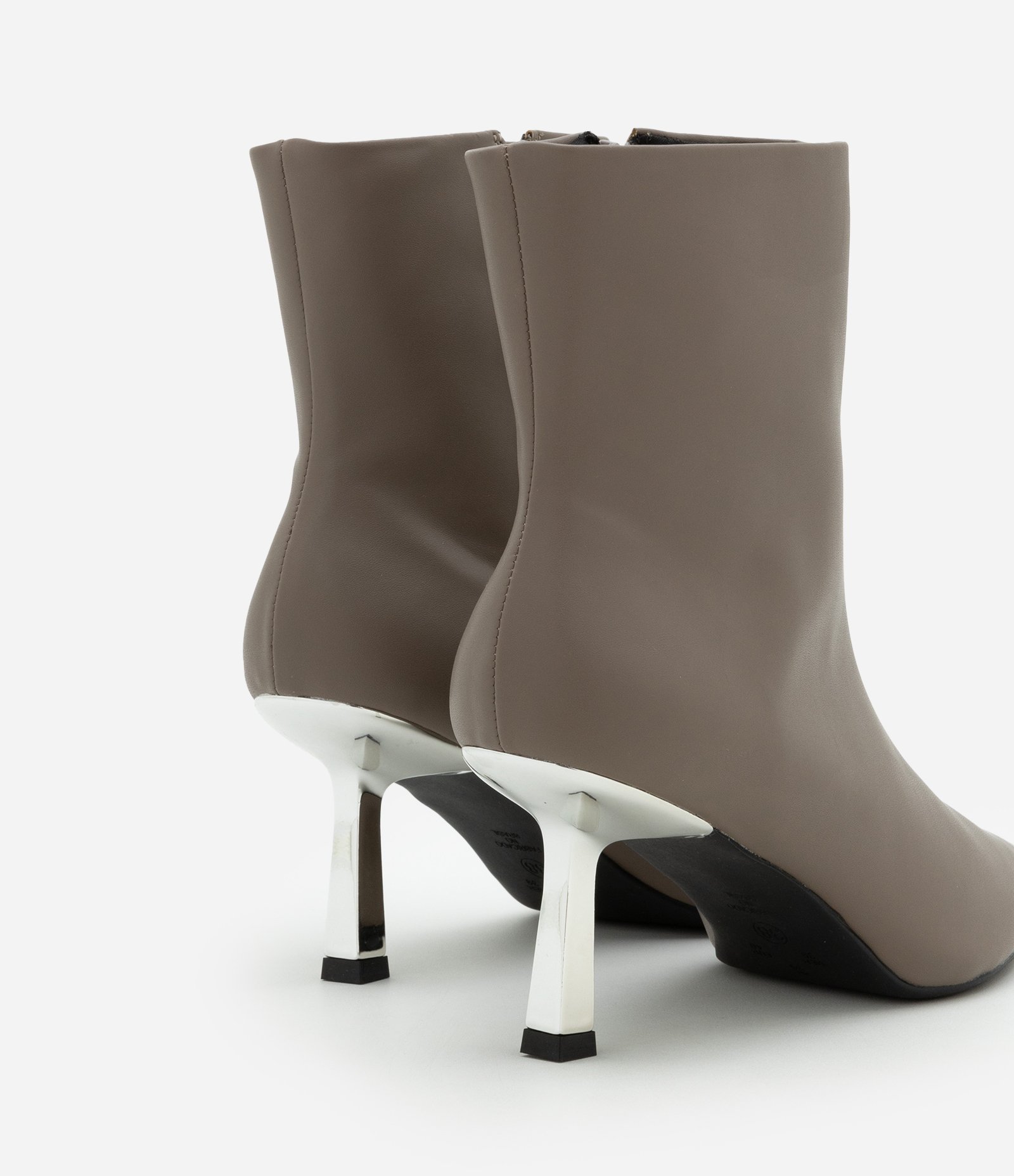 Bota Cano Baixo com Salto Fino Cromado Marrom 4