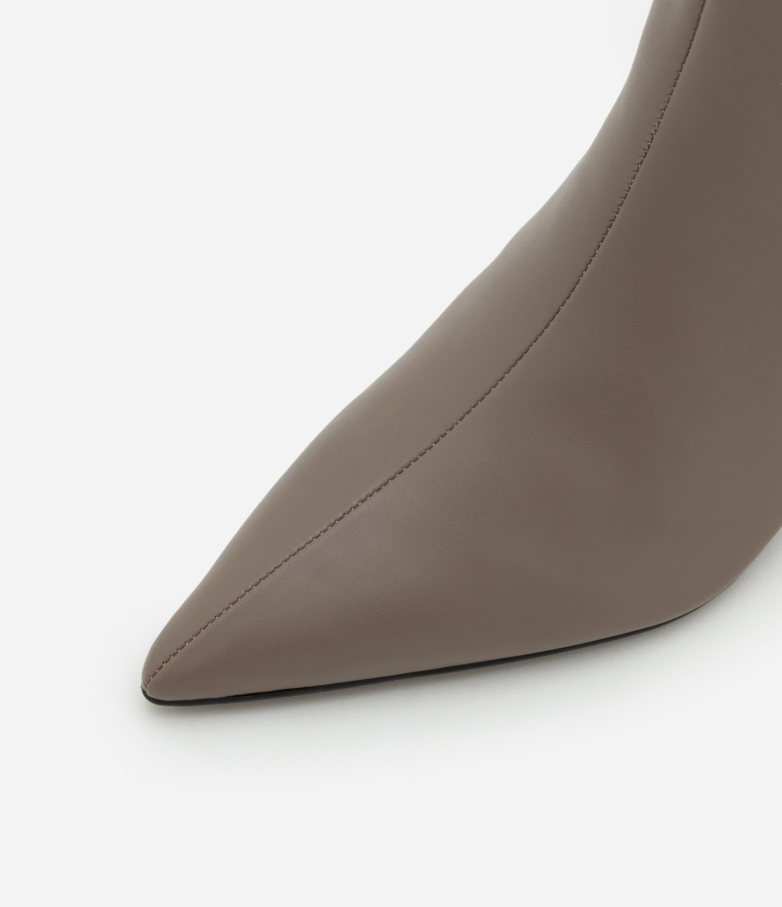 Bota Cano Baixo com Salto Fino Cromado Marrom 5