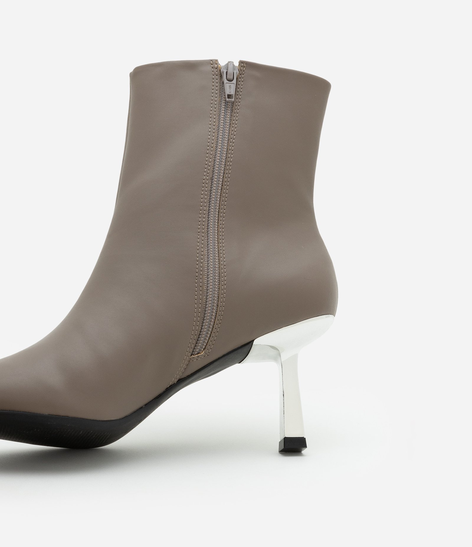 Bota Cano Baixo com Salto Fino Cromado Marrom 6