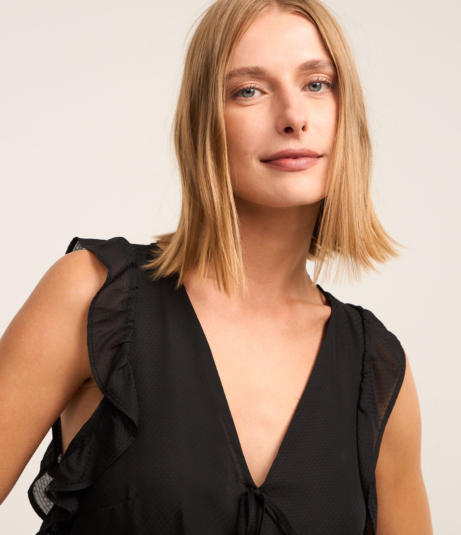 Blusa em Chiffon com Decote V e Babados Preto 3