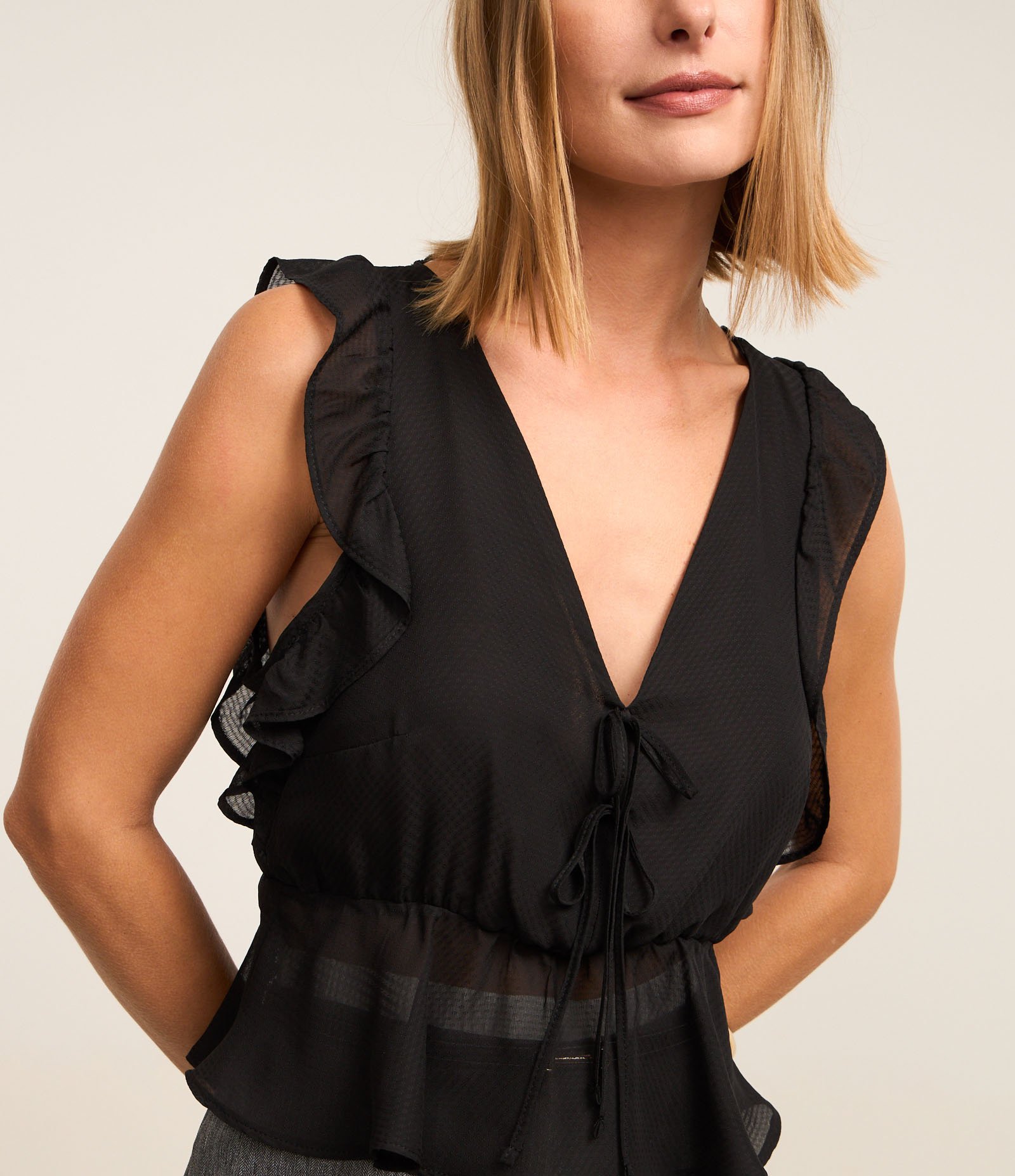 Blusa em Chiffon com Decote V e Babados Preto 4
