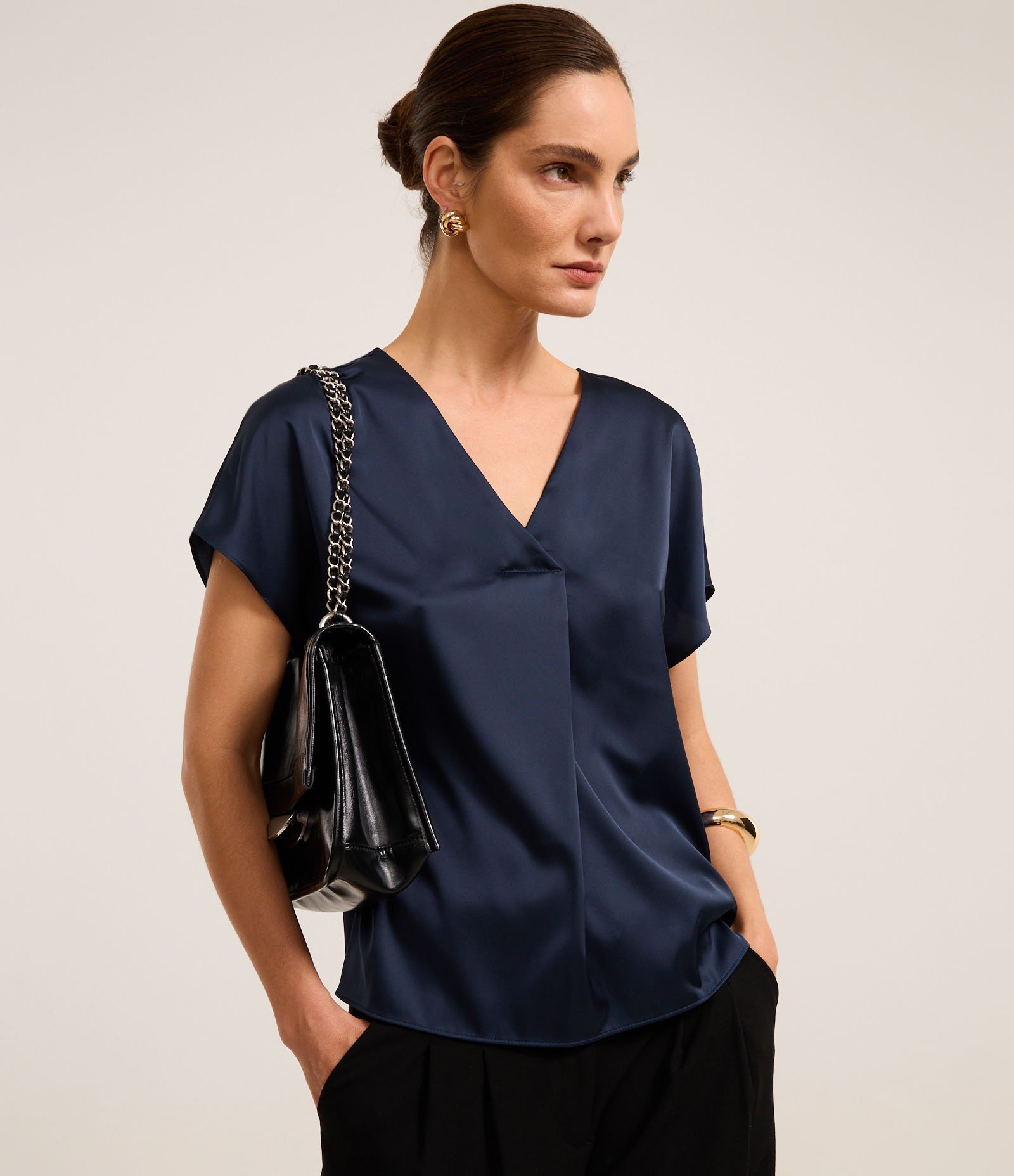 Blusa Soltinha e Acetinada com Prega Frontal Azul 1