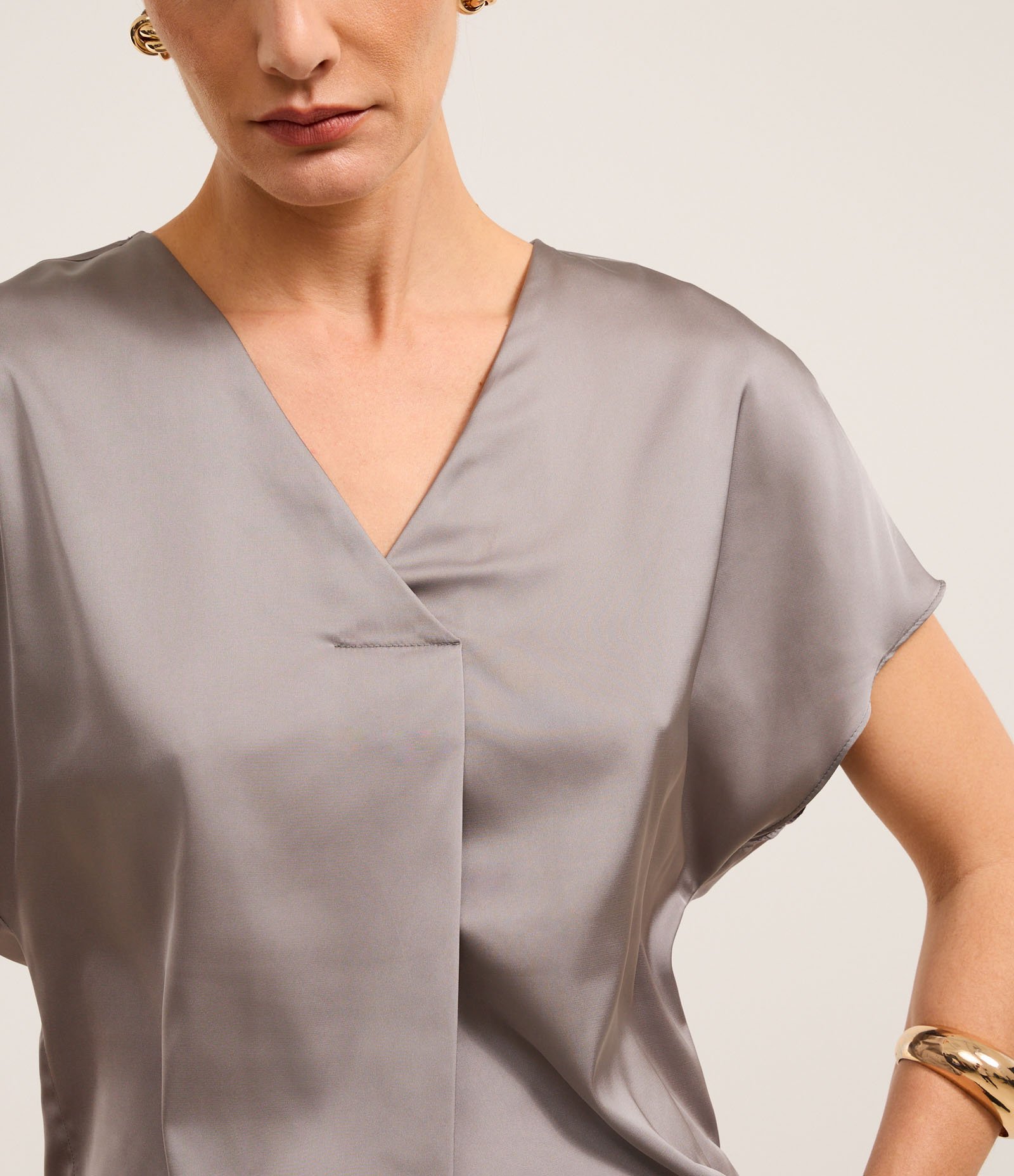 Blusa Soltinha e Acetinada com Prega Frontal Prata 1
