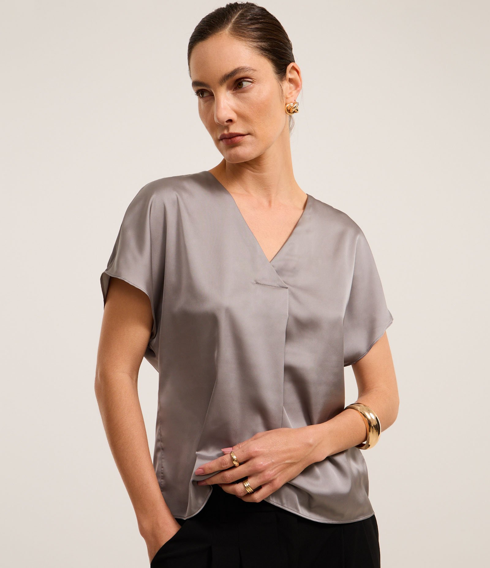 Blusa Soltinha e Acetinada com Prega Frontal Prata 2