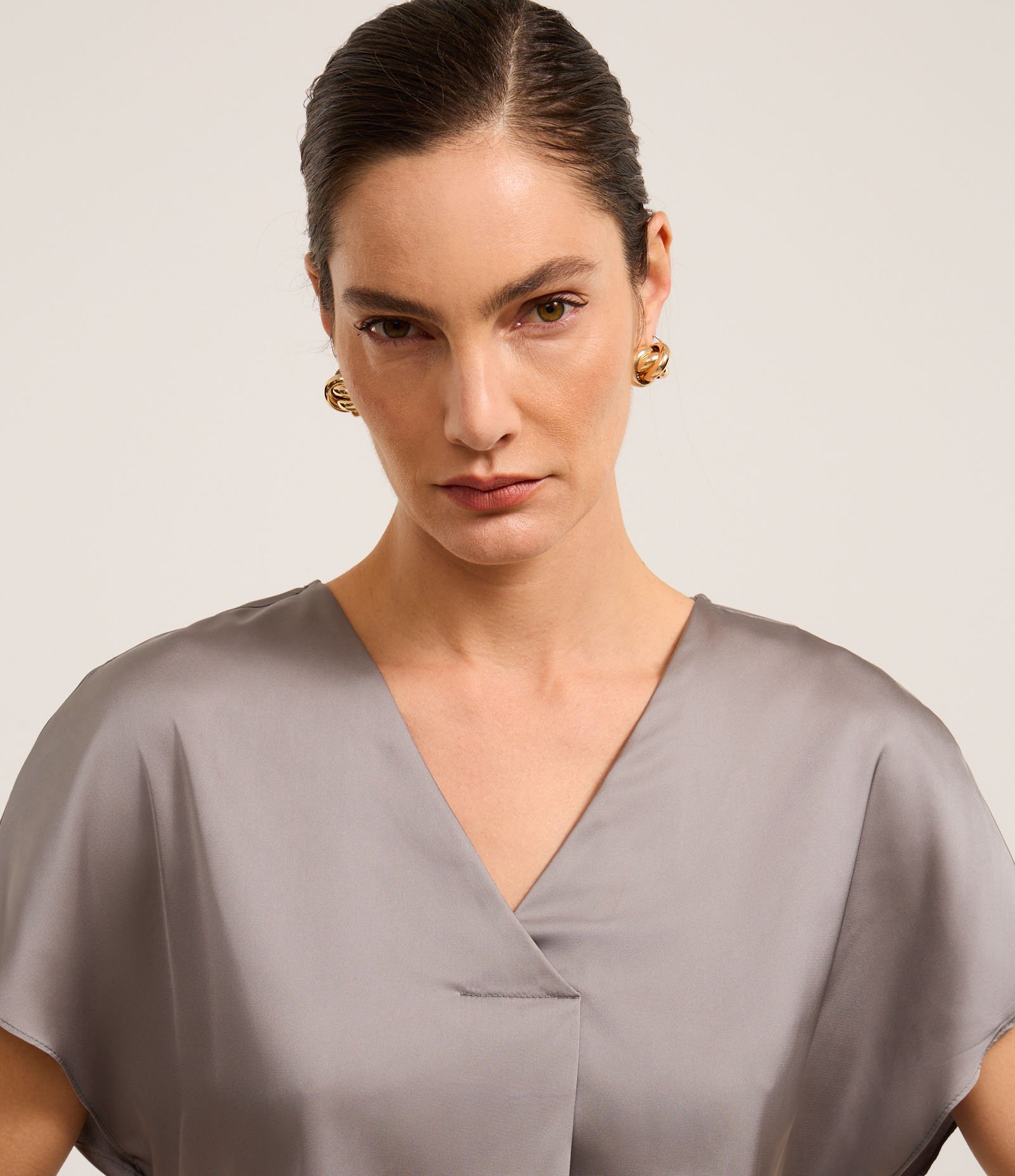 Blusa Soltinha e Acetinada com Prega Frontal Prata 4