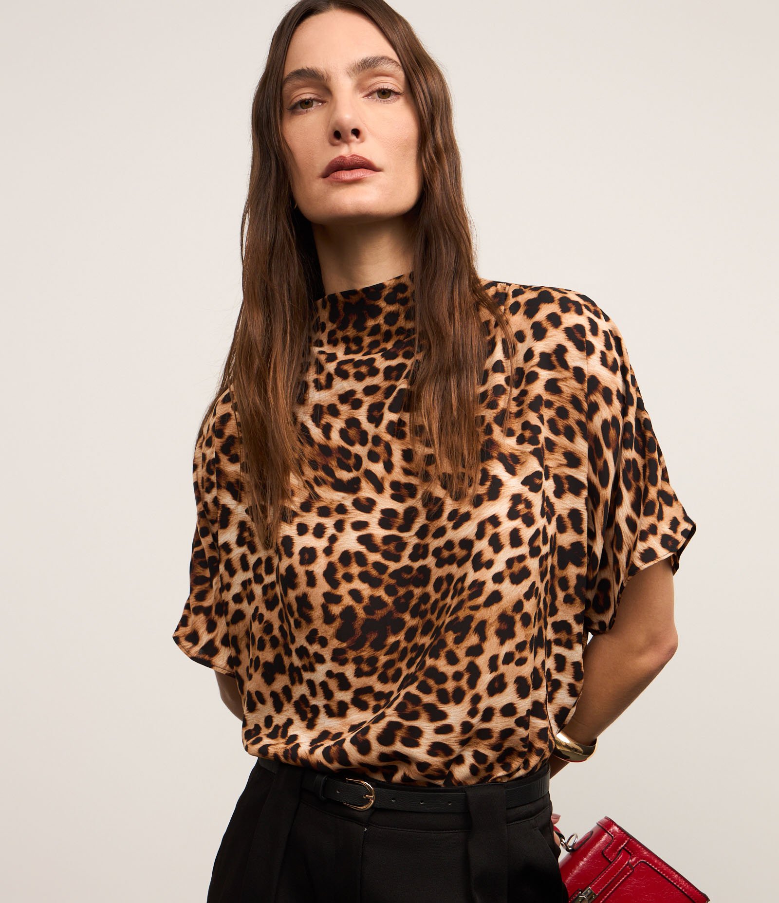 Blusa em Crepe com Gola Alta e Estampa Onça Marrom 1