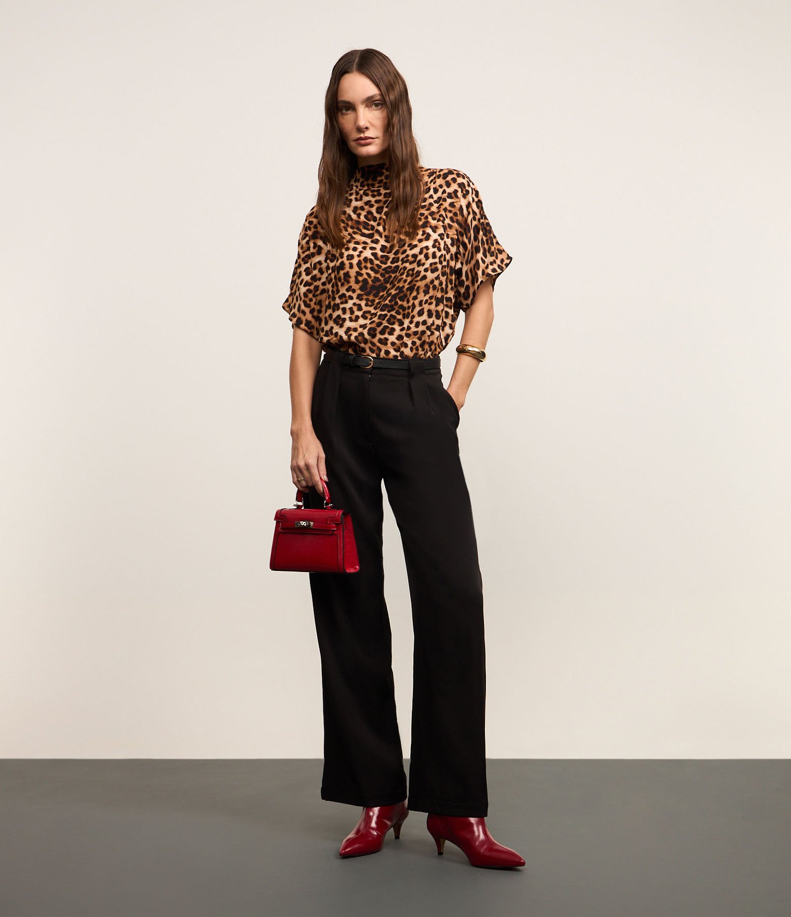 Blusa em Crepe com Gola Alta e Estampa Onça Marrom 2