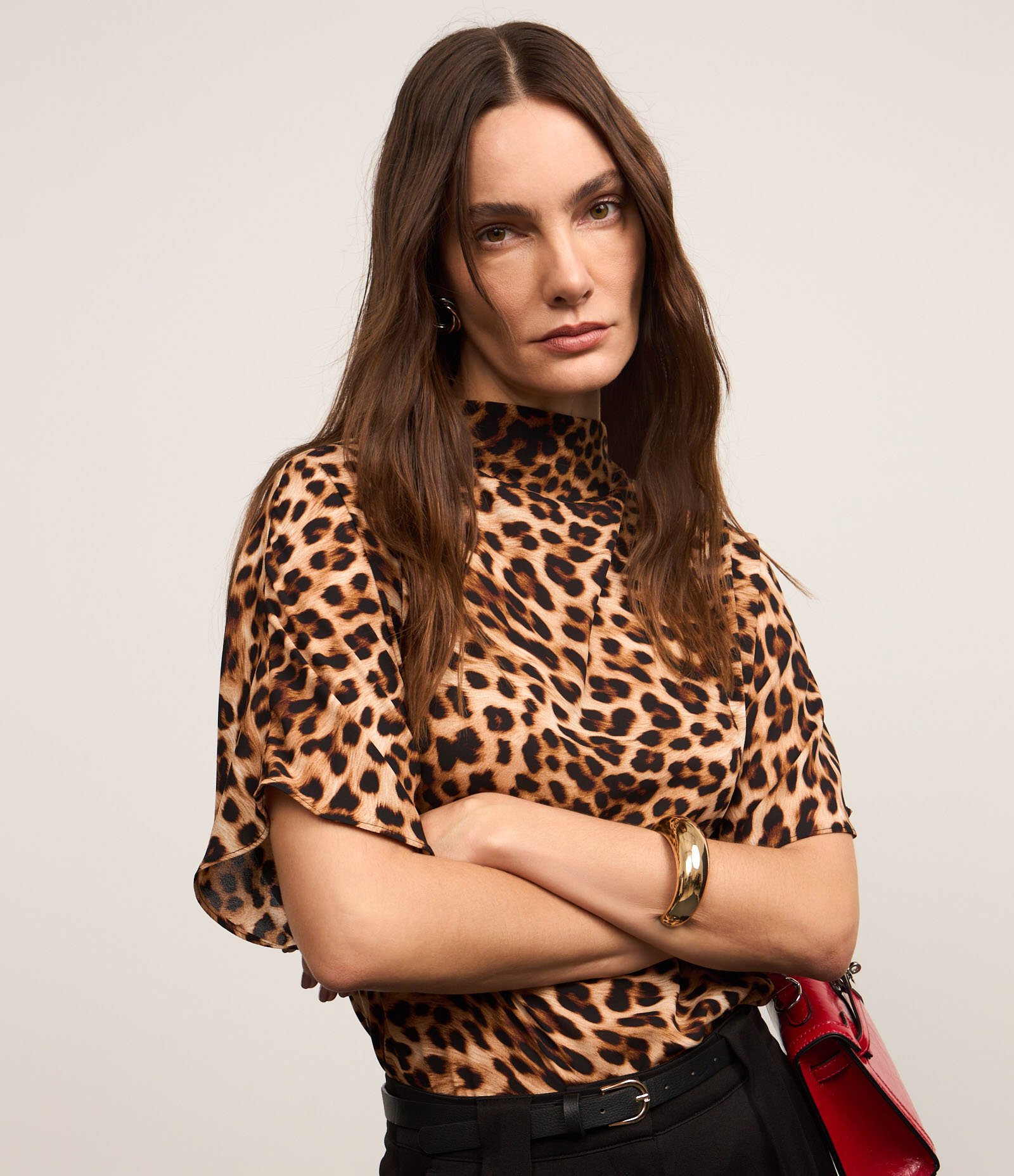 Blusa em Crepe com Gola Alta e Estampa Onça Marrom 3