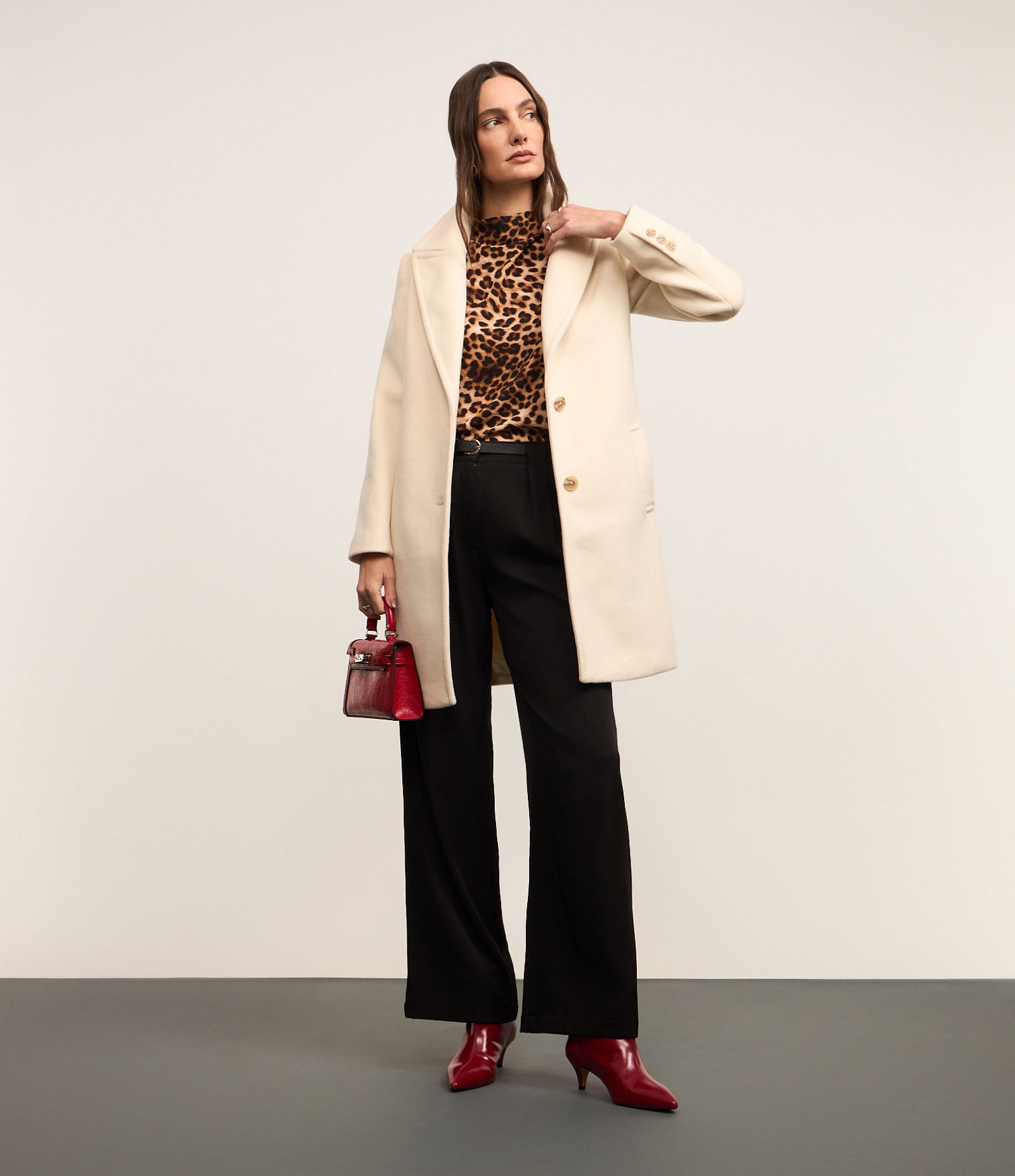 Blusa em Crepe com Gola Alta e Estampa Onça Marrom 5