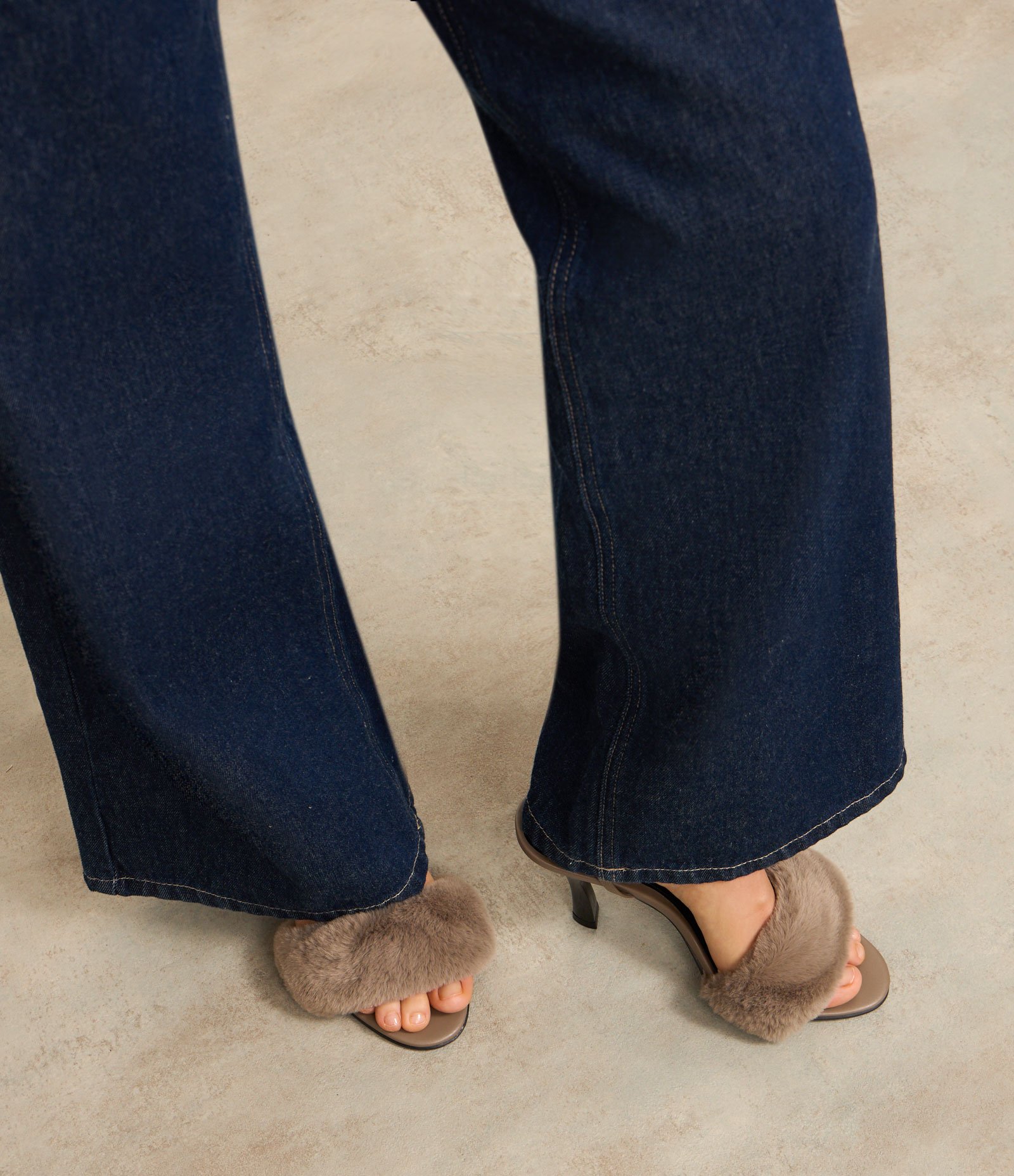 Sandália em PU com Pelo Fake e Salto Fino Diferenciado Marrom Acinzentado 7