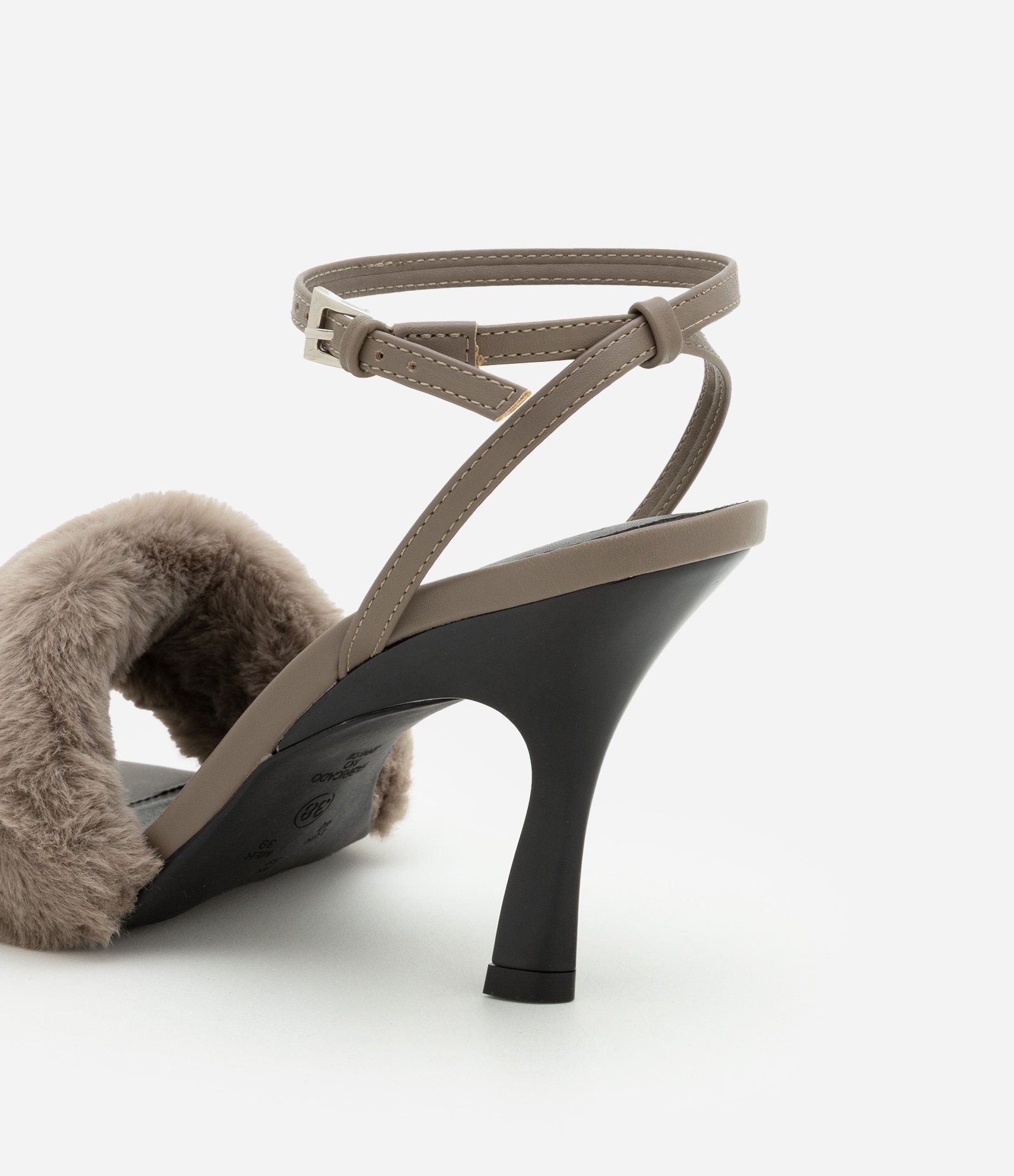 Sandália em PU com Pelo Fake e Salto Fino Diferenciado Marrom Acinzentado 4