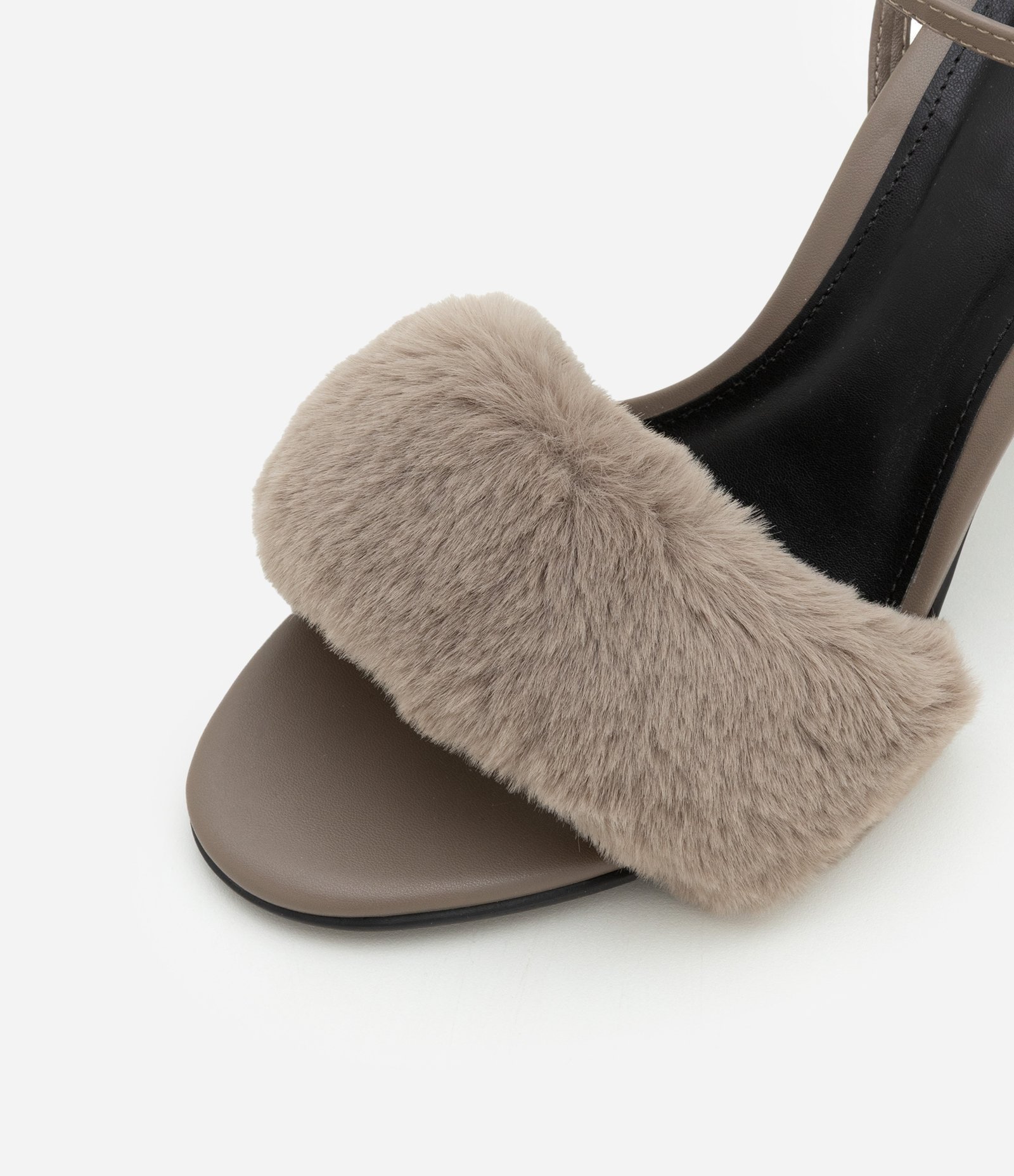 Sandália em PU com Pelo Fake e Salto Fino Diferenciado Marrom Acinzentado 6