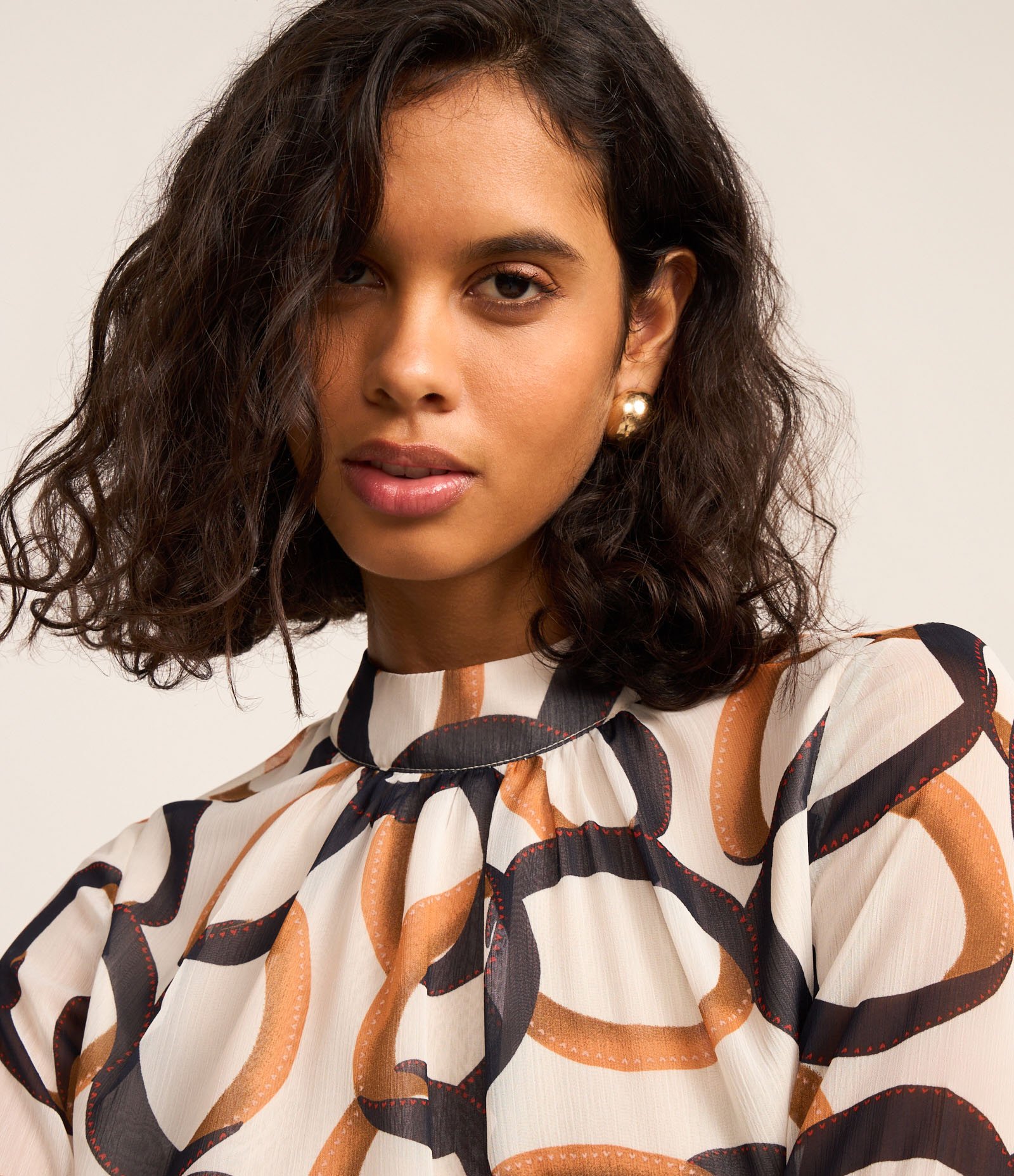 Blusa em Chiffon com Manga Sino e Estampa Anéis Off White/Laranja/Marrom 3