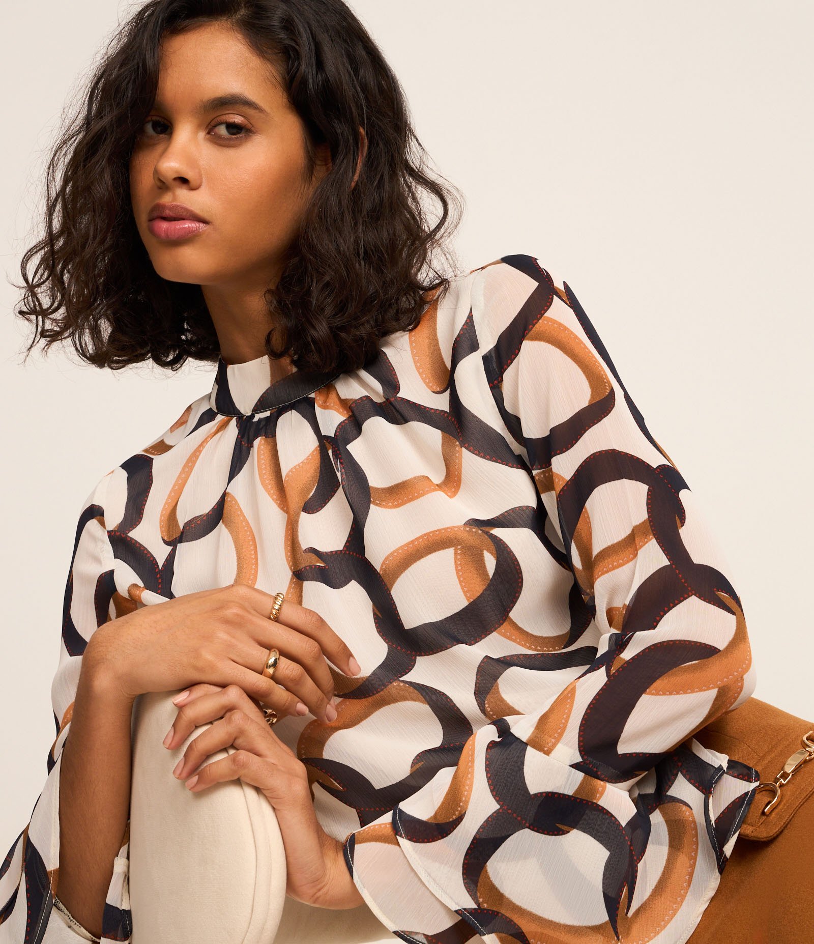 Blusa em Chiffon com Manga Sino e Estampa Anéis Off White/Laranja/Marrom 6