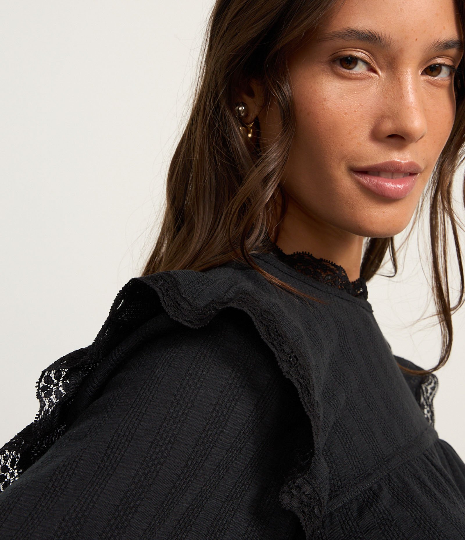 Blusa Bata Oversized com Detalhes de Rendas Preto 3