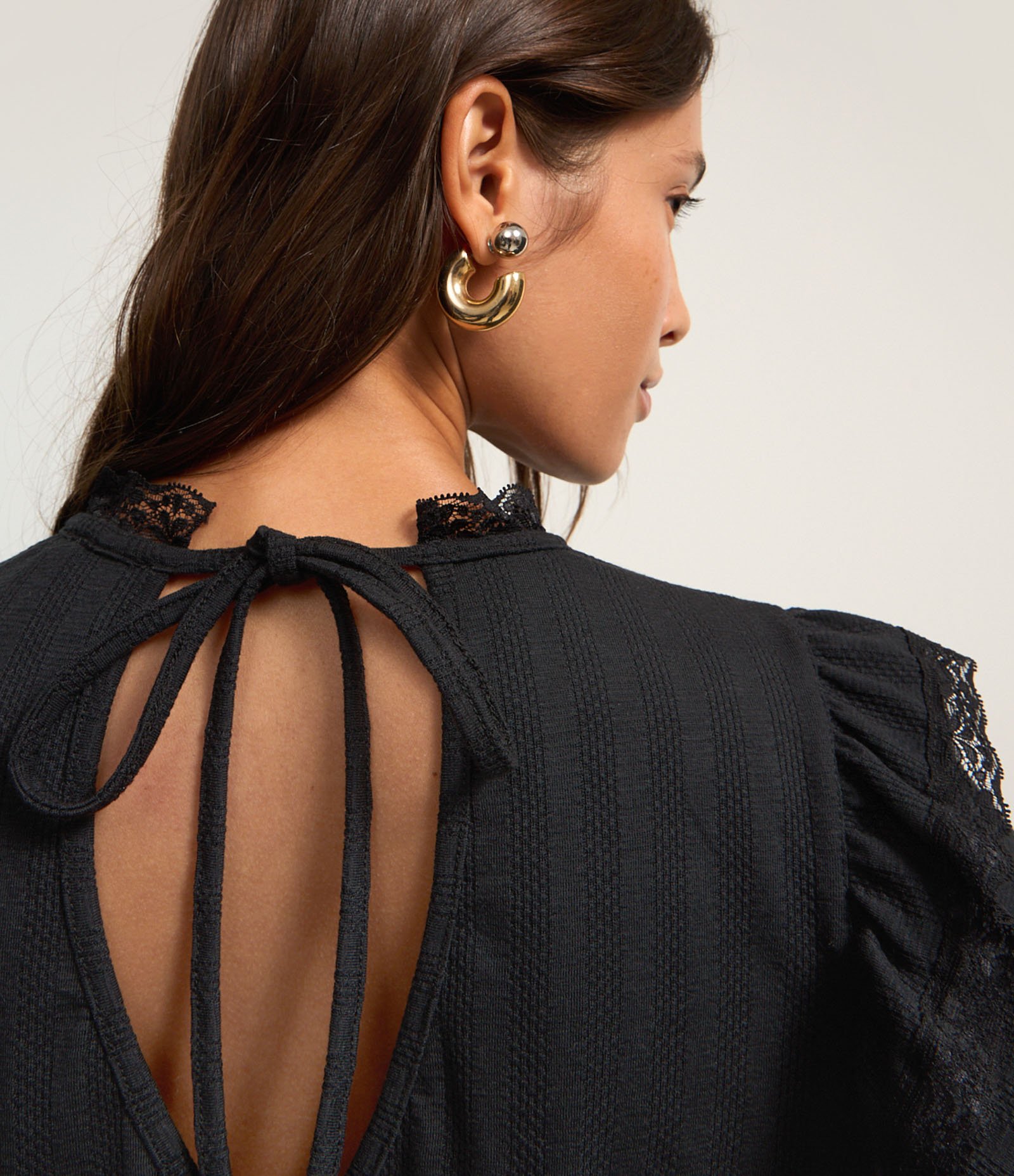 Blusa Bata Oversized com Detalhes de Rendas Preto 4